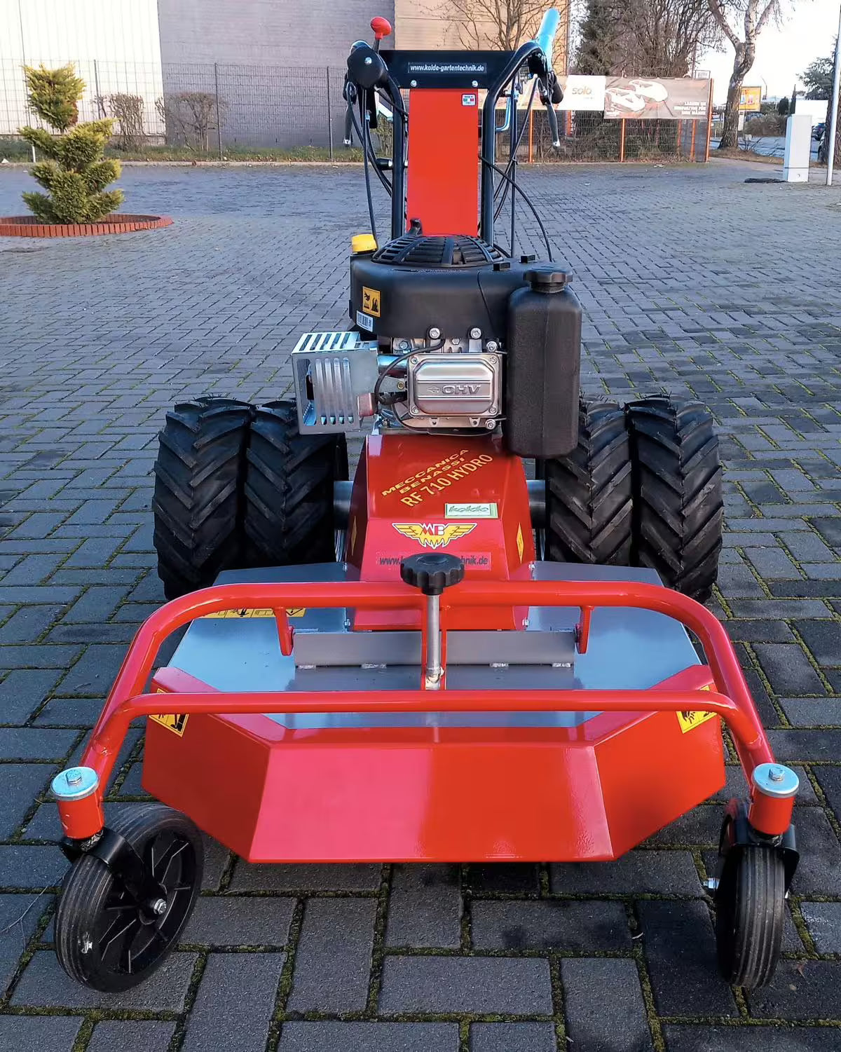 Tondeuse à gazon haute Benassi RF 710 HYDRO avec pneus jumelés