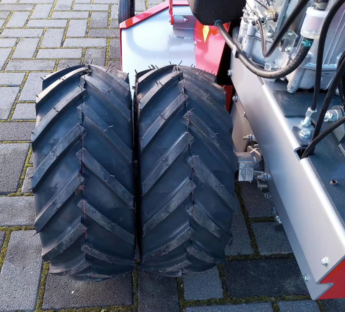 Tondeuse à gazon haute Benassi RF 710 HYDRO avec pneus jumelés