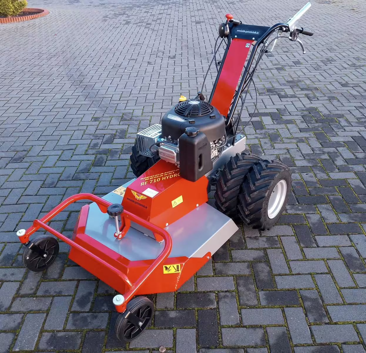 Tondeuse à gazon haute Benassi RF 710 HYDRO avec pneus jumelés