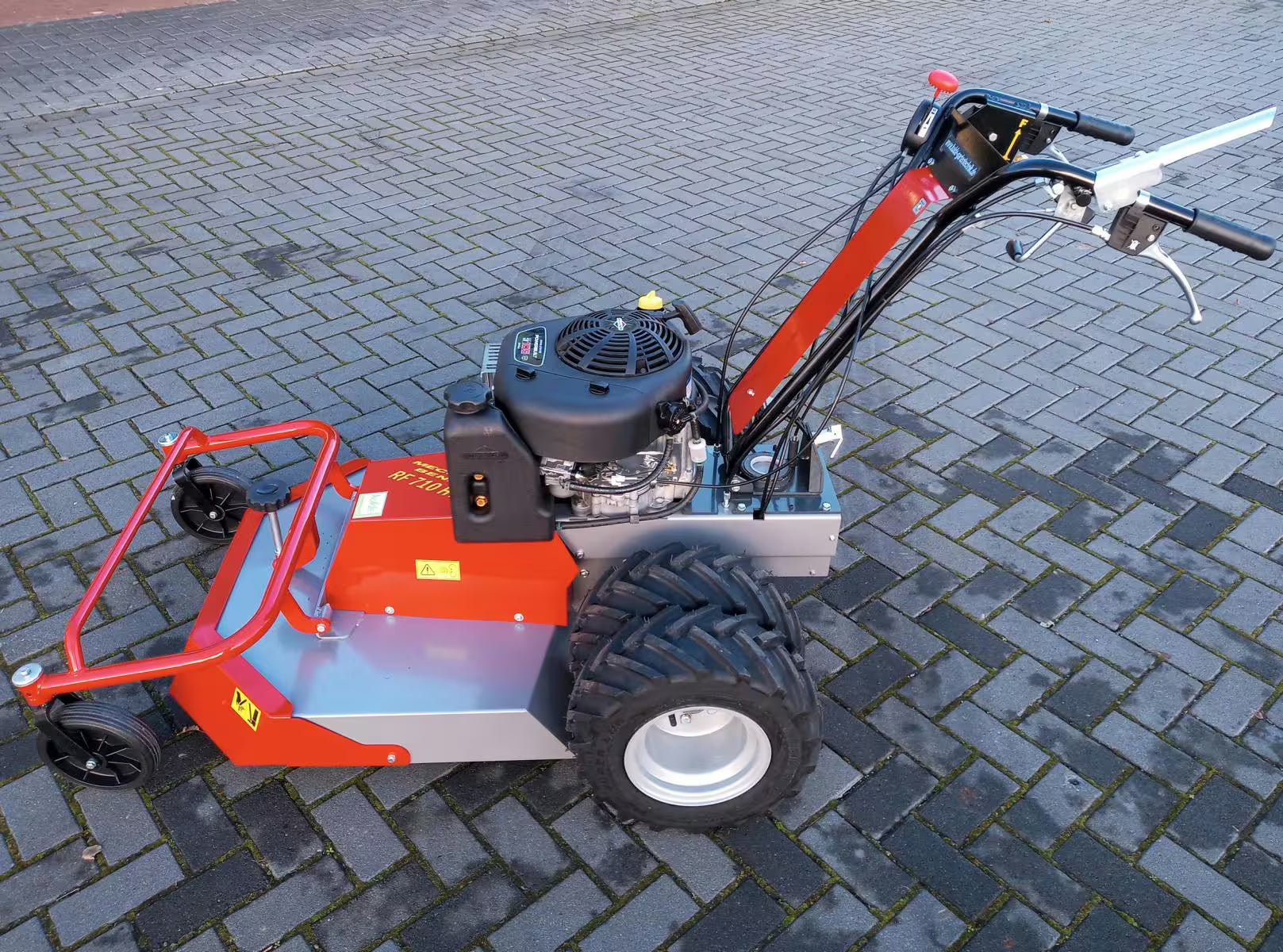 Tondeuse à gazon haute Benassi RF 710 HYDRO avec pneus jumelés