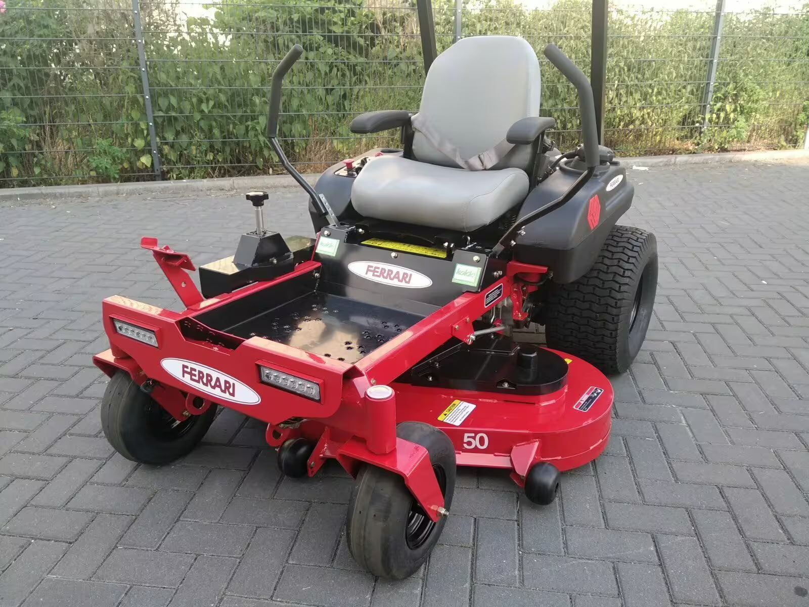 Tondeuse à rayon de braquage zéro Ferrari Z50XL 127 cm
