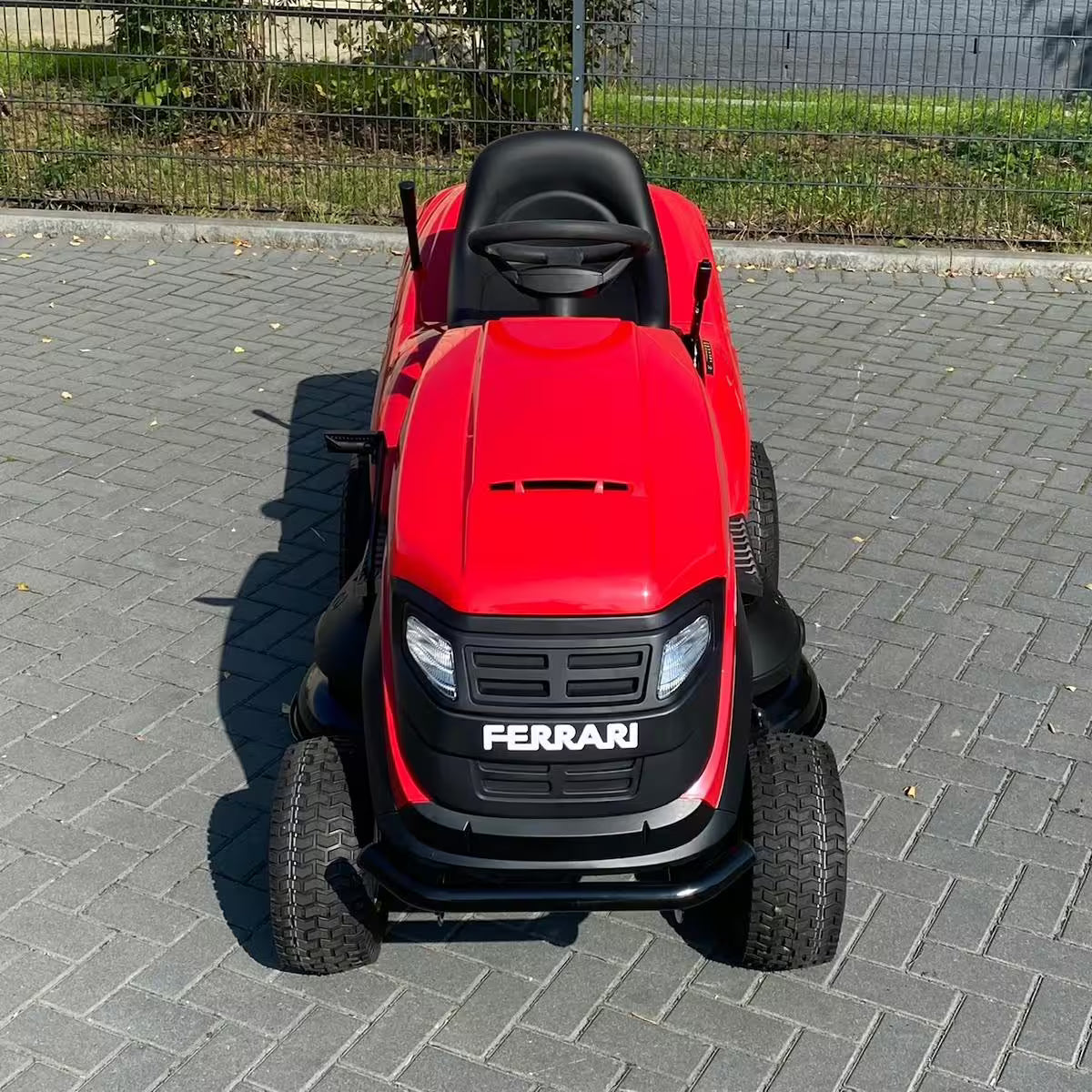 Tracteur de pelouse Ferrari TCS 102 HD