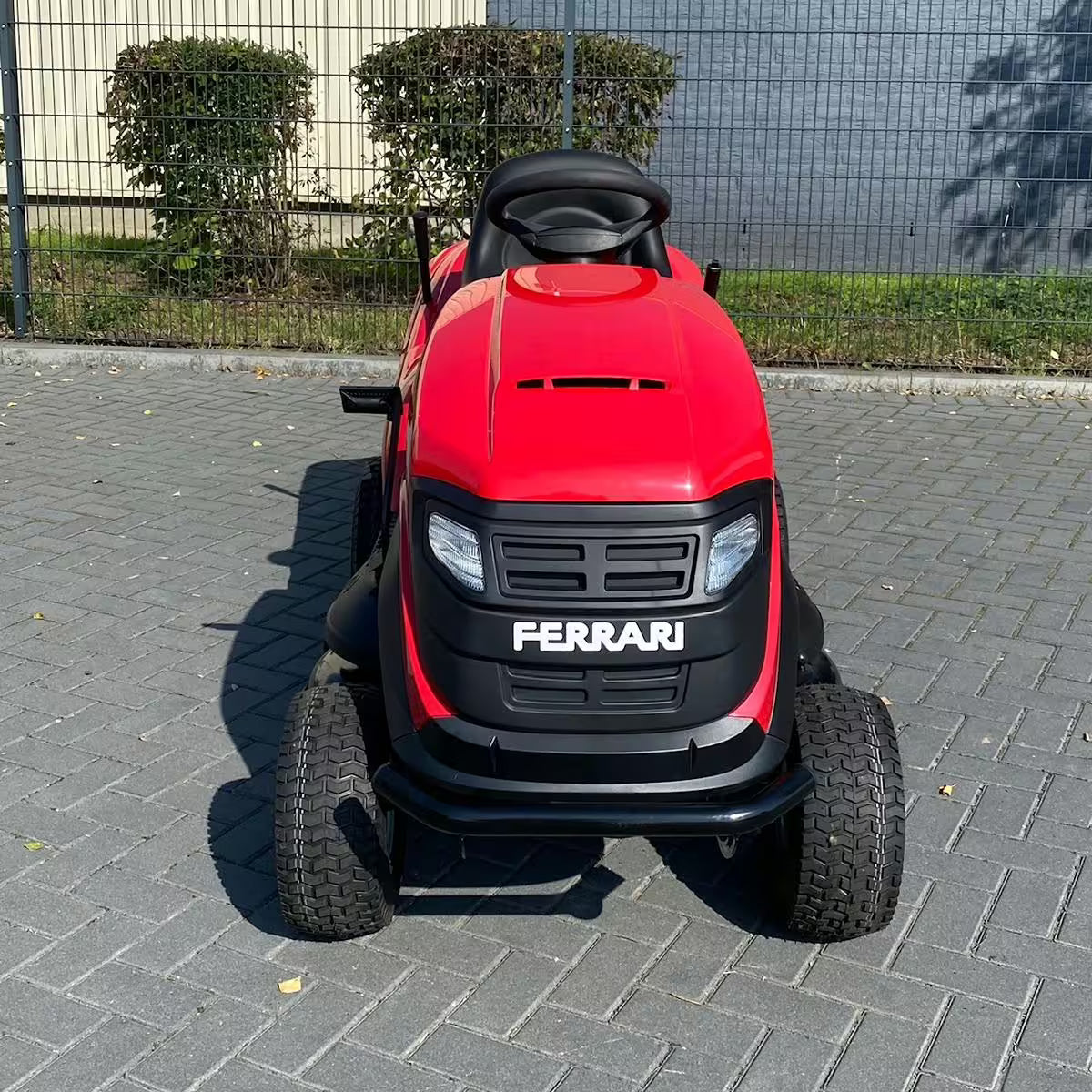 Tracteur de pelouse Ferrari TCS 102 HD