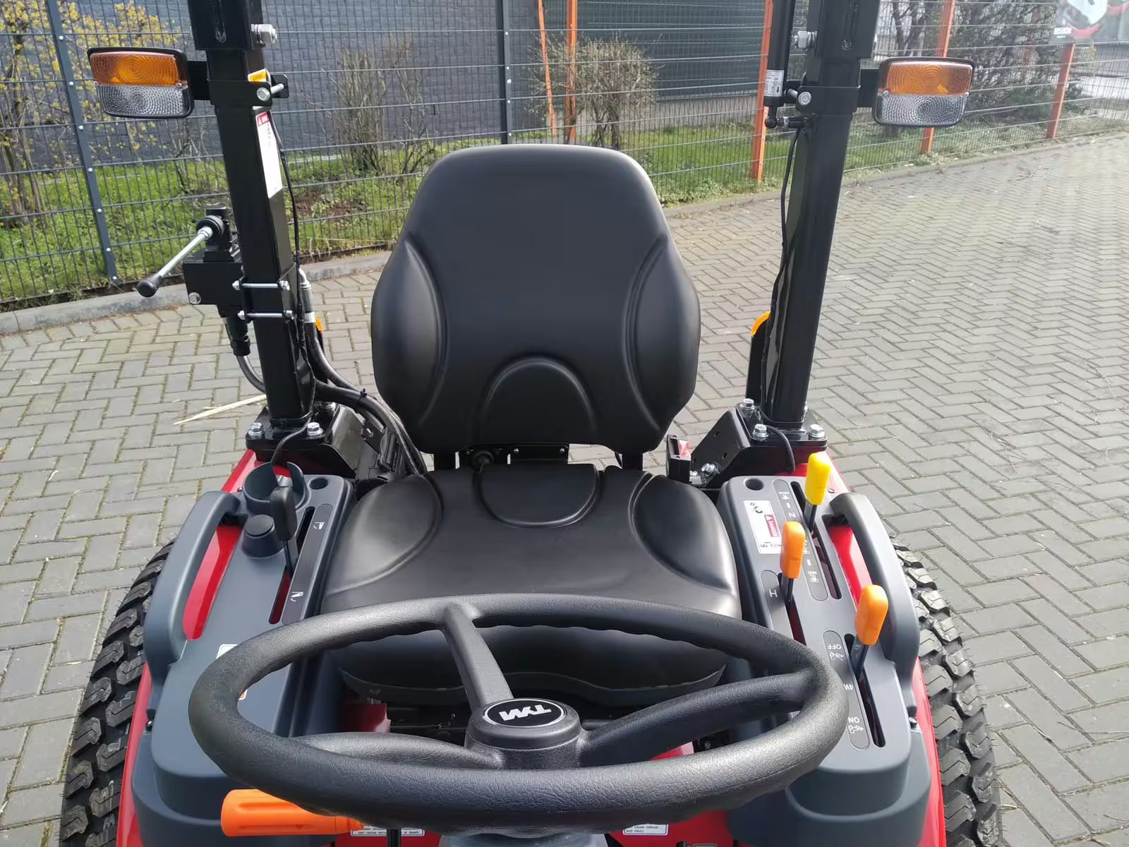 Tracteur TYM TS 255 HST avec chargeur avant + pelle