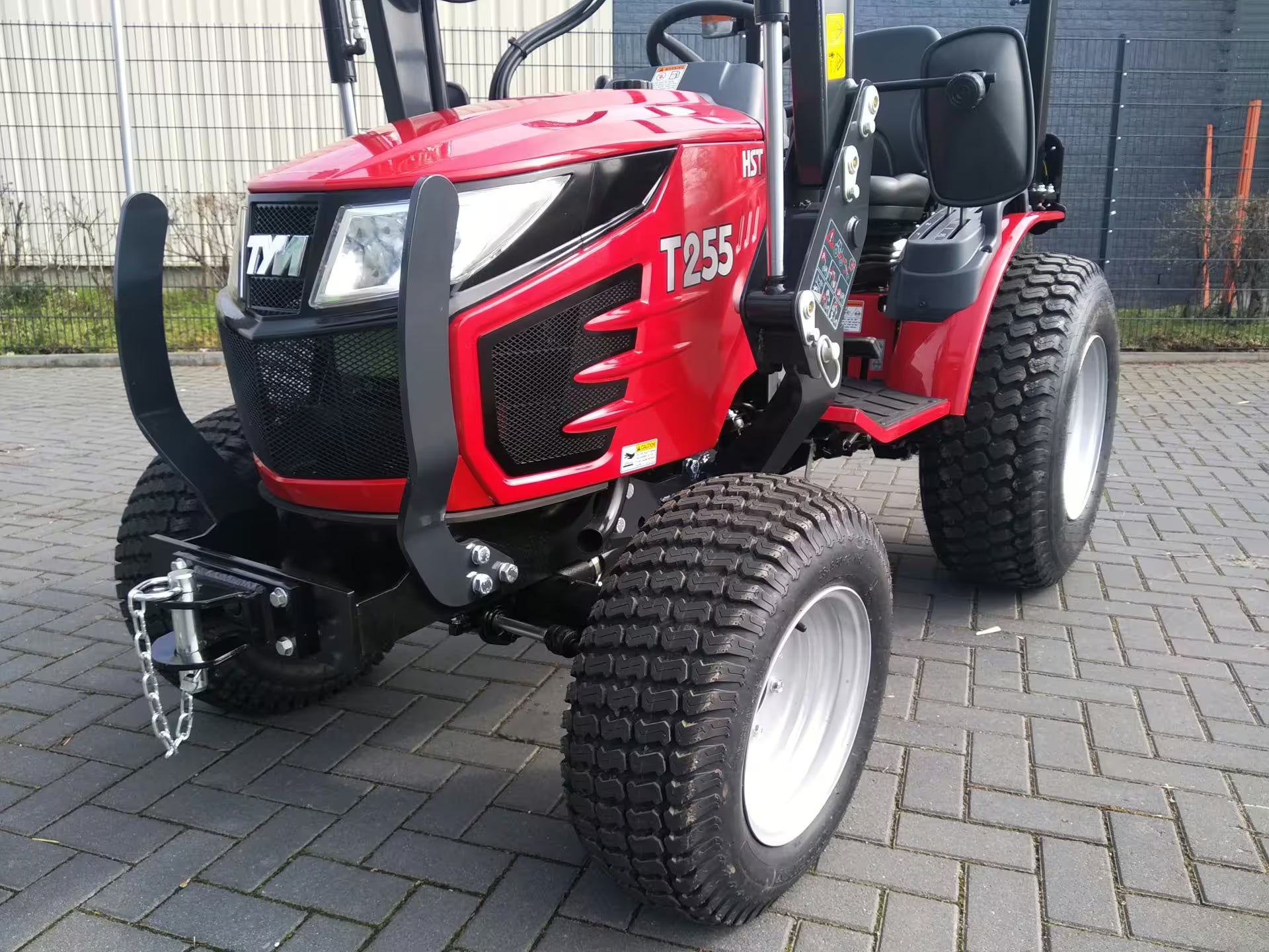 Tracteur TYM TS 255 HST avec chargeur avant + pelle