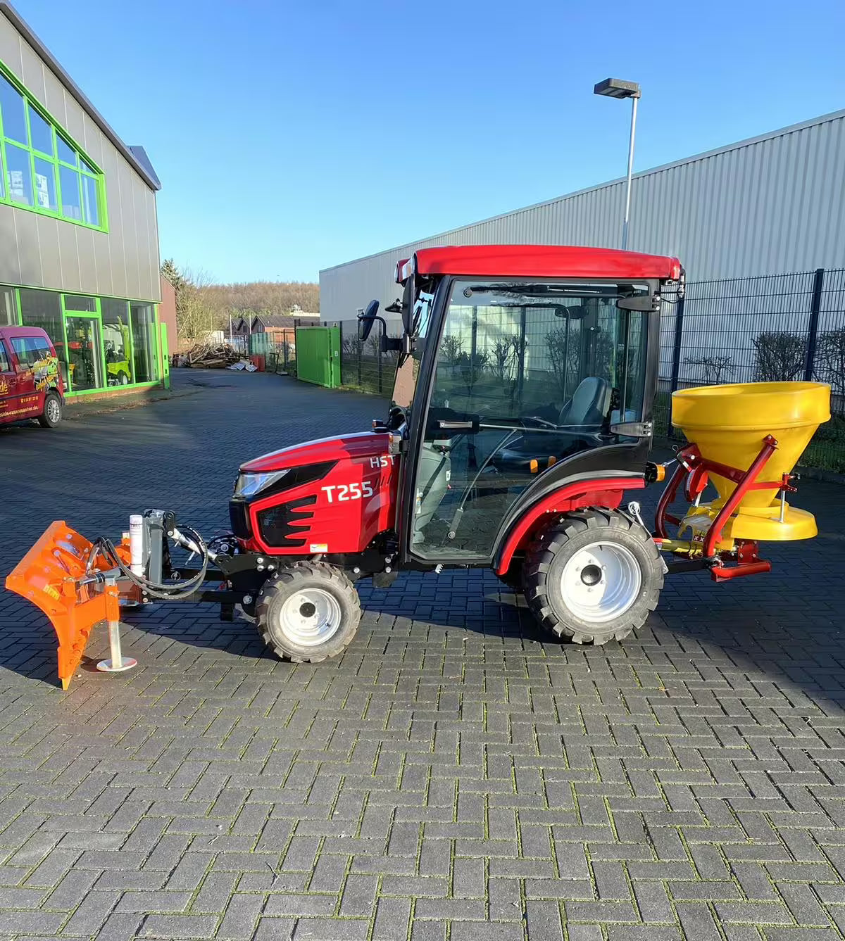 Tracteur TYM TS 255 HST avec cabine, lame à neige et épandeur