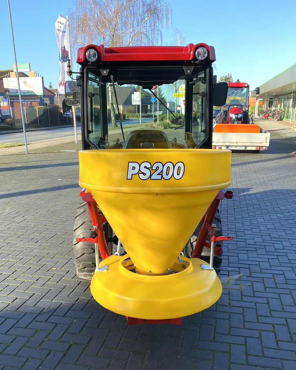 Tracteur TYM TS 255 HST avec cabine, lame à neige et épandeur
