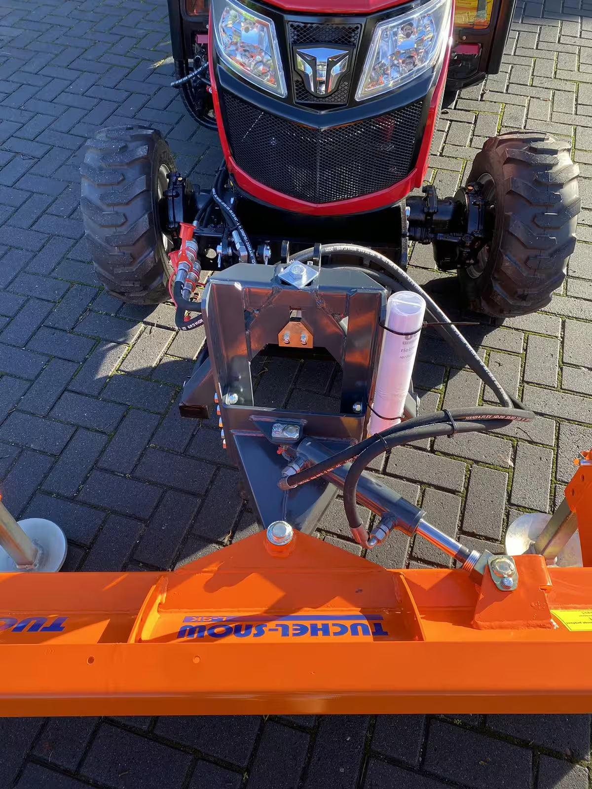 Tracteur TYM TS 255 HST avec cabine, lame à neige et épandeur