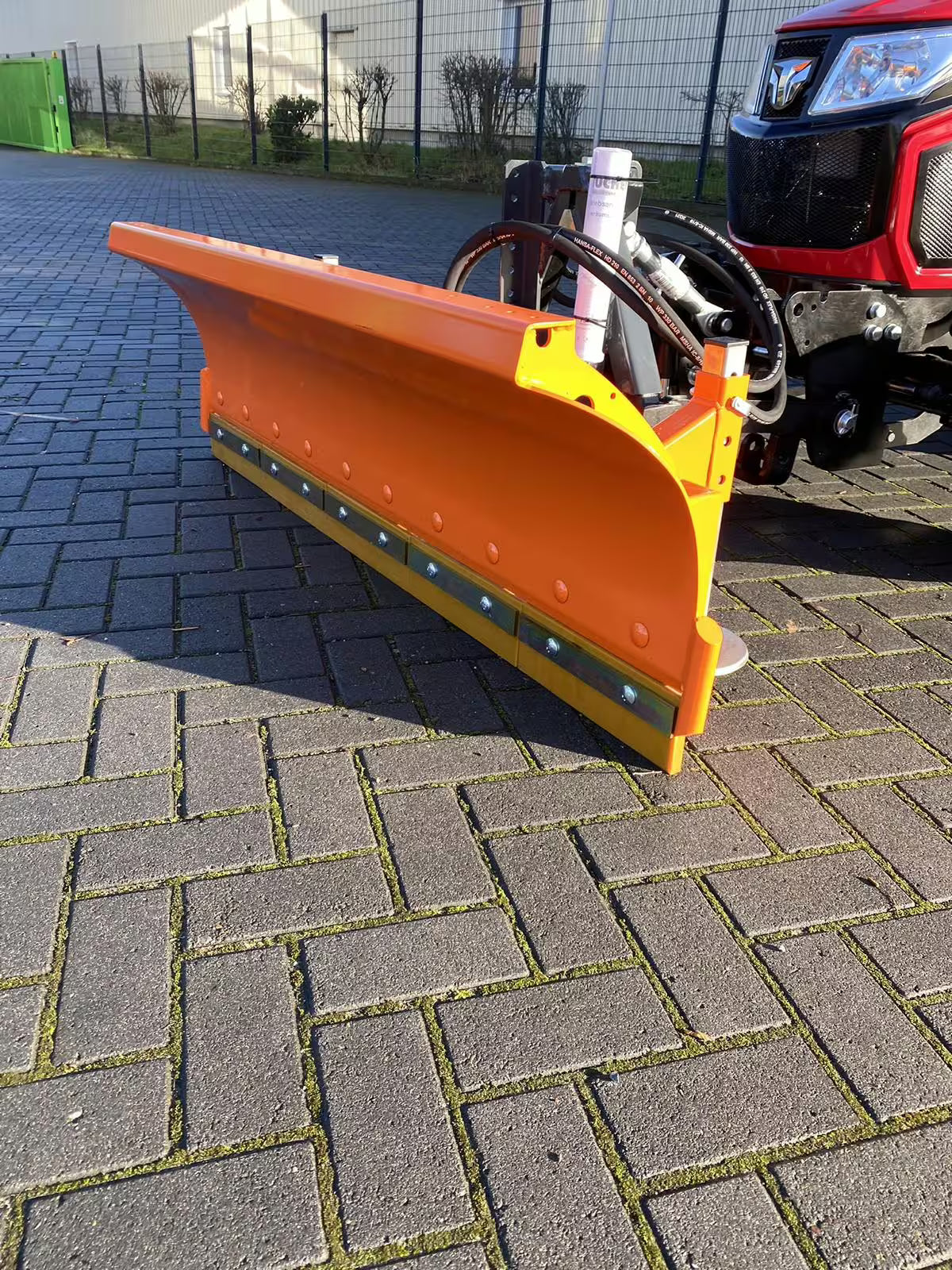 Tracteur TYM TS 255 HST avec cabine, lame à neige et épandeur