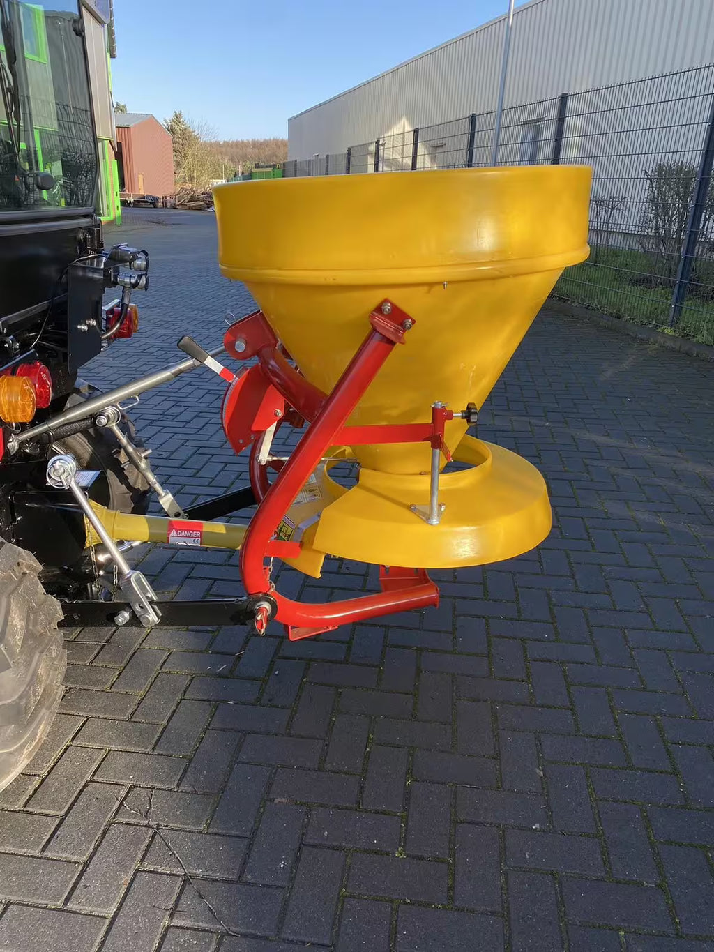 Tracteur TYM TS 255 HST avec cabine, lame à neige et épandeur