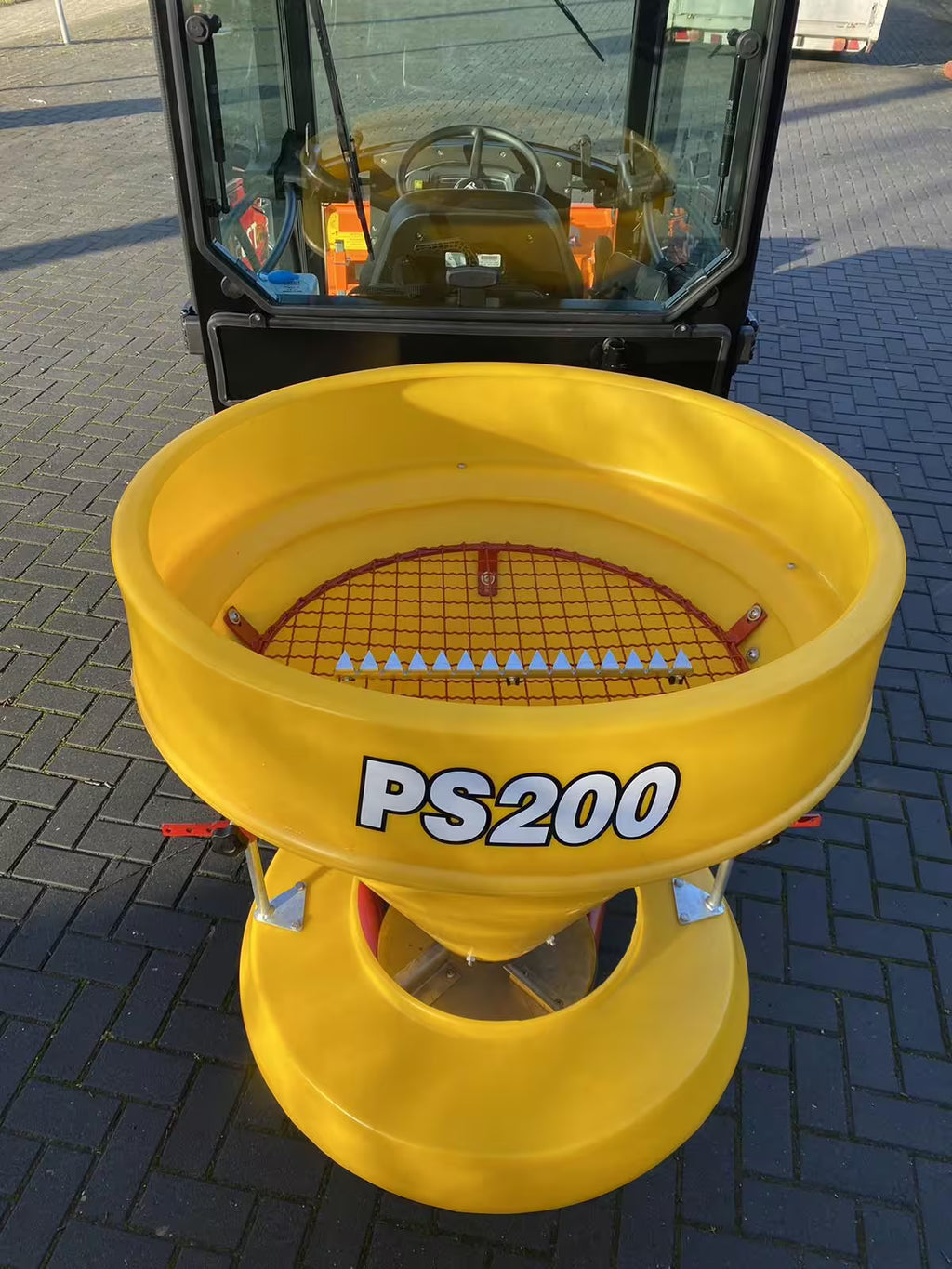 Tracteur TYM TS 255 HST avec cabine, lame à neige et épandeur