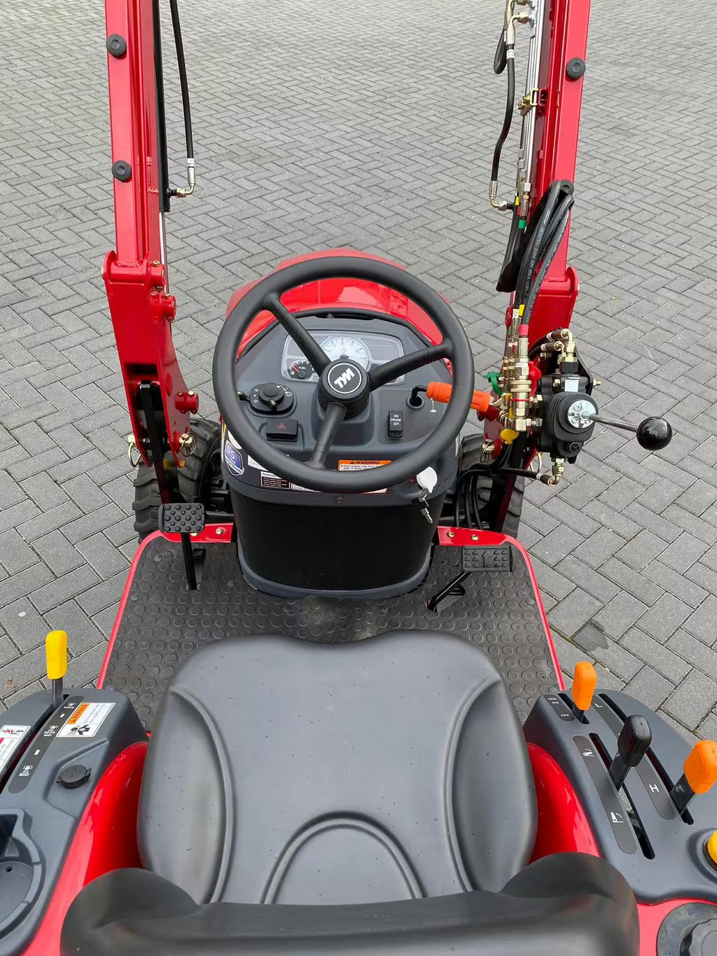 Tracteur agricole de jardin avec chargeur avant sans tondeuse TYM T194