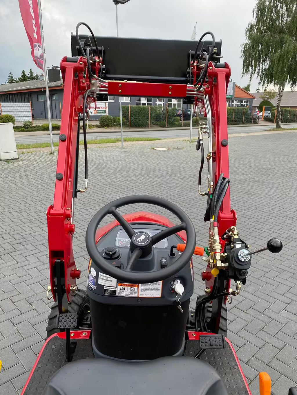 Tracteur TYM T194 à quatre roues motrices avec chargeuse avant + pelle + tondeuse