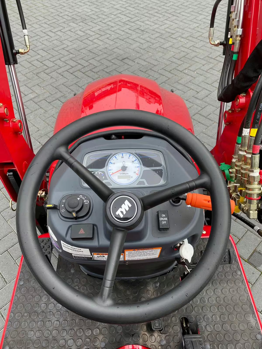 Tracteur à quatre roues motrices + Tondeuse TYM T194
