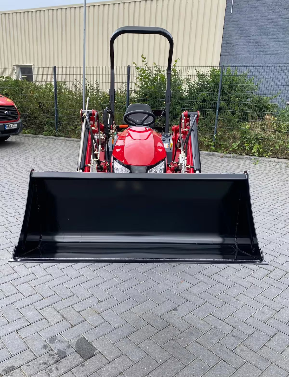 Tracteur TYM T194 à quatre roues motrices avec chargeuse avant + pelle + tondeuse