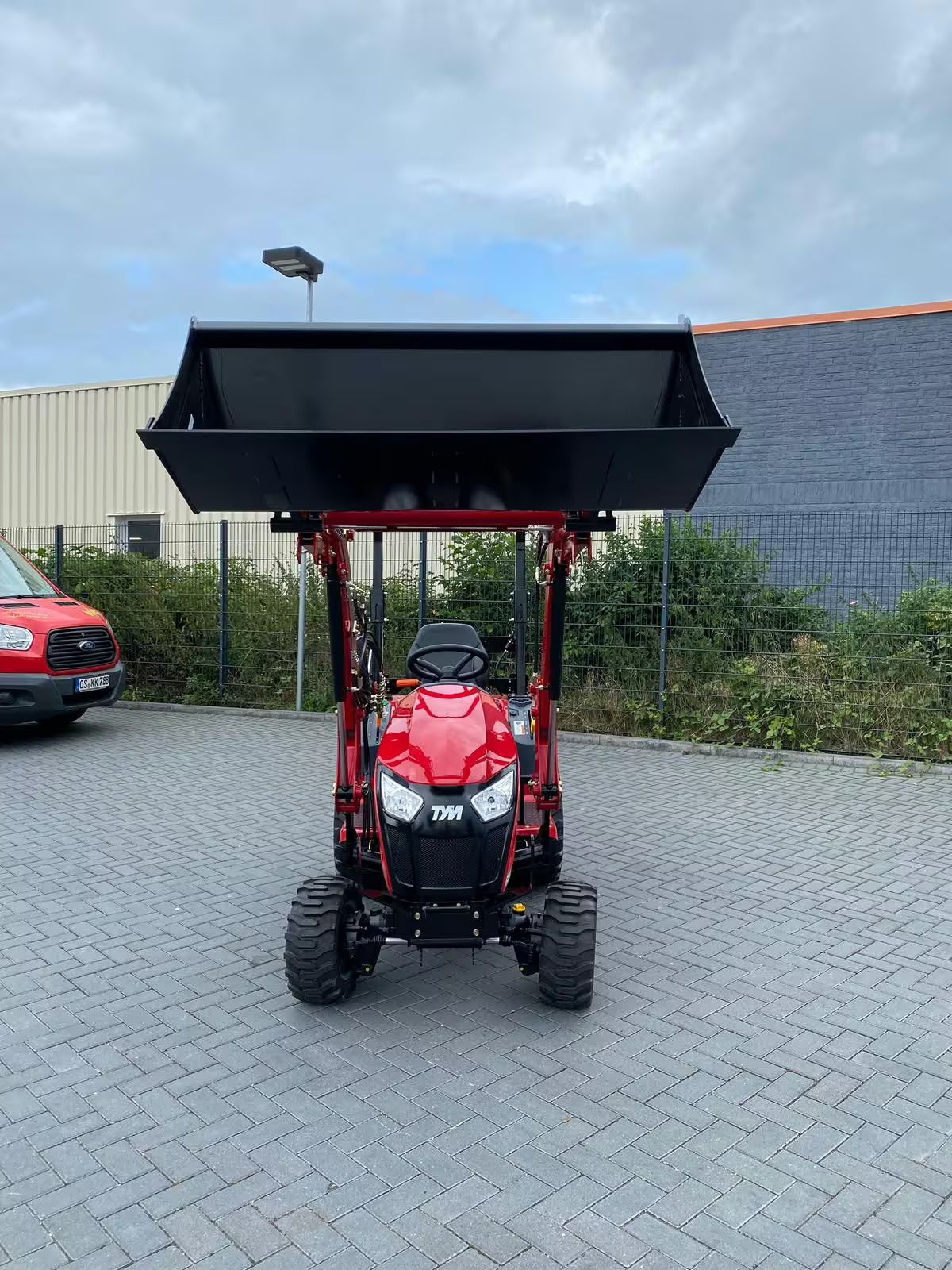 Tracteur agricole de jardin avec chargeur avant sans tondeuse TYM T194