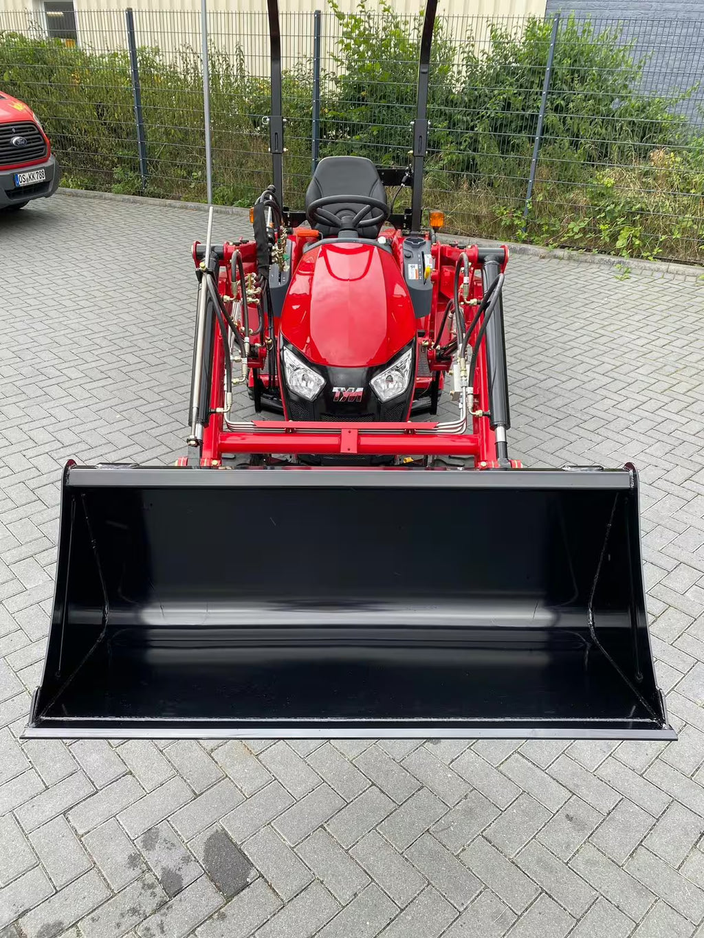 Tracteur TYM T194 à quatre roues motrices avec chargeuse avant + pelle + tondeuse