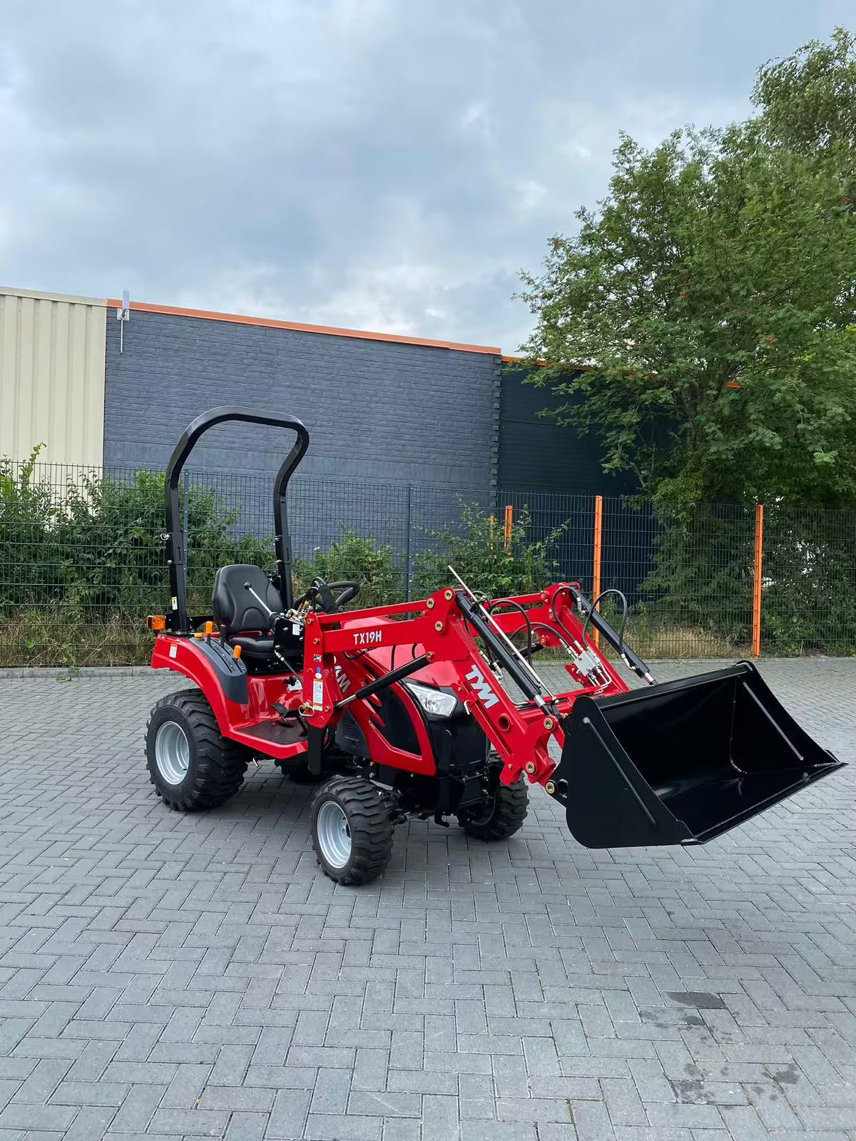 Tracteur agricole de jardin avec chargeur avant sans tondeuse TYM T194