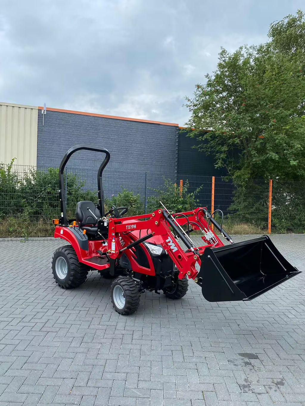 Tracteur TYM T194 à quatre roues motrices avec chargeuse avant + pelle + tondeuse