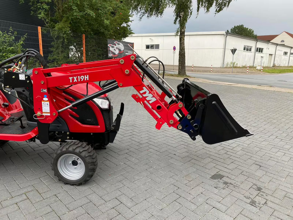 Tracteur TYM T194 à quatre roues motrices avec chargeuse avant + pelle + tondeuse