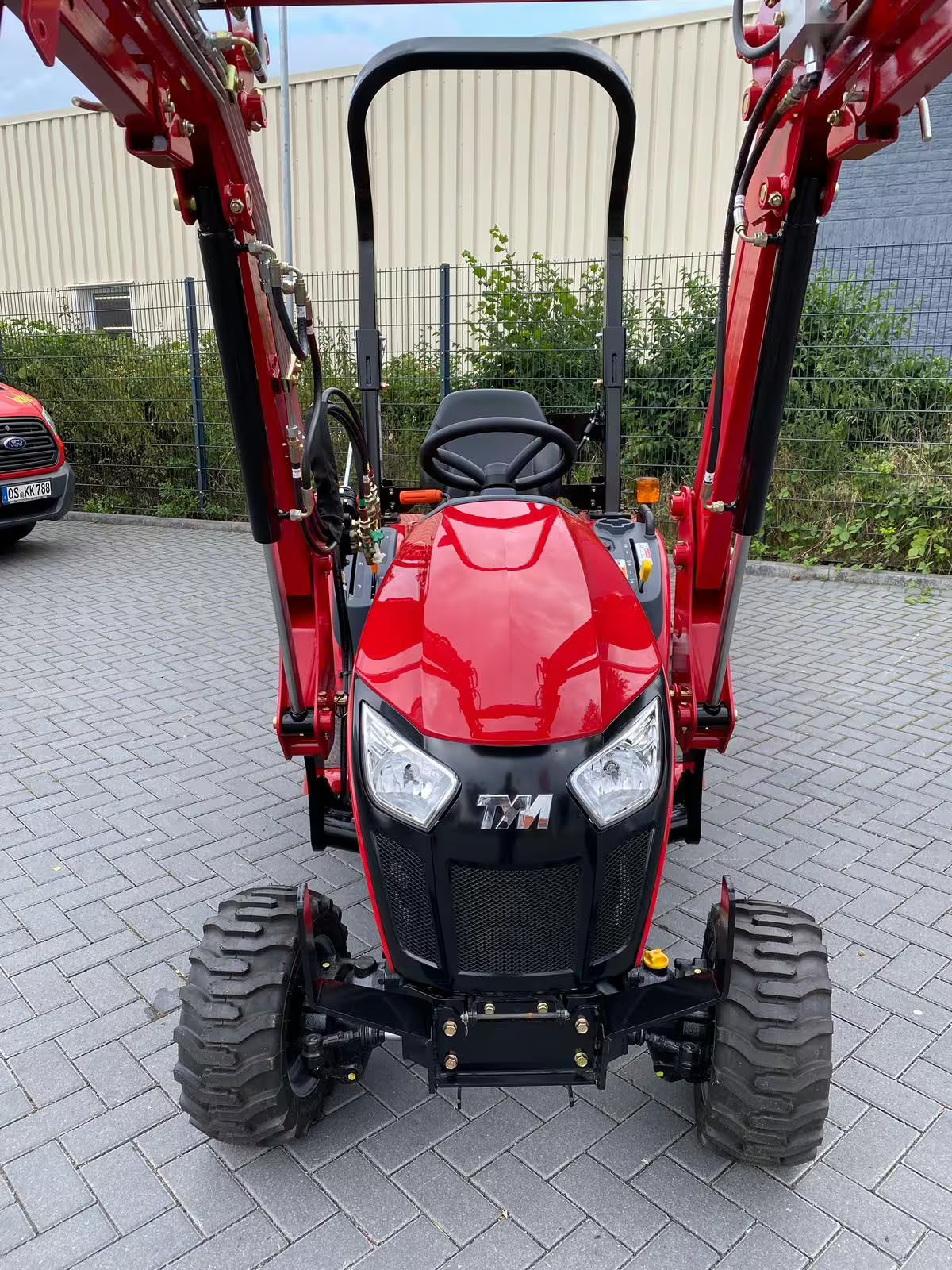 Tracteur TYM T194 à quatre roues motrices avec chargeuse avant + pelle + tondeuse