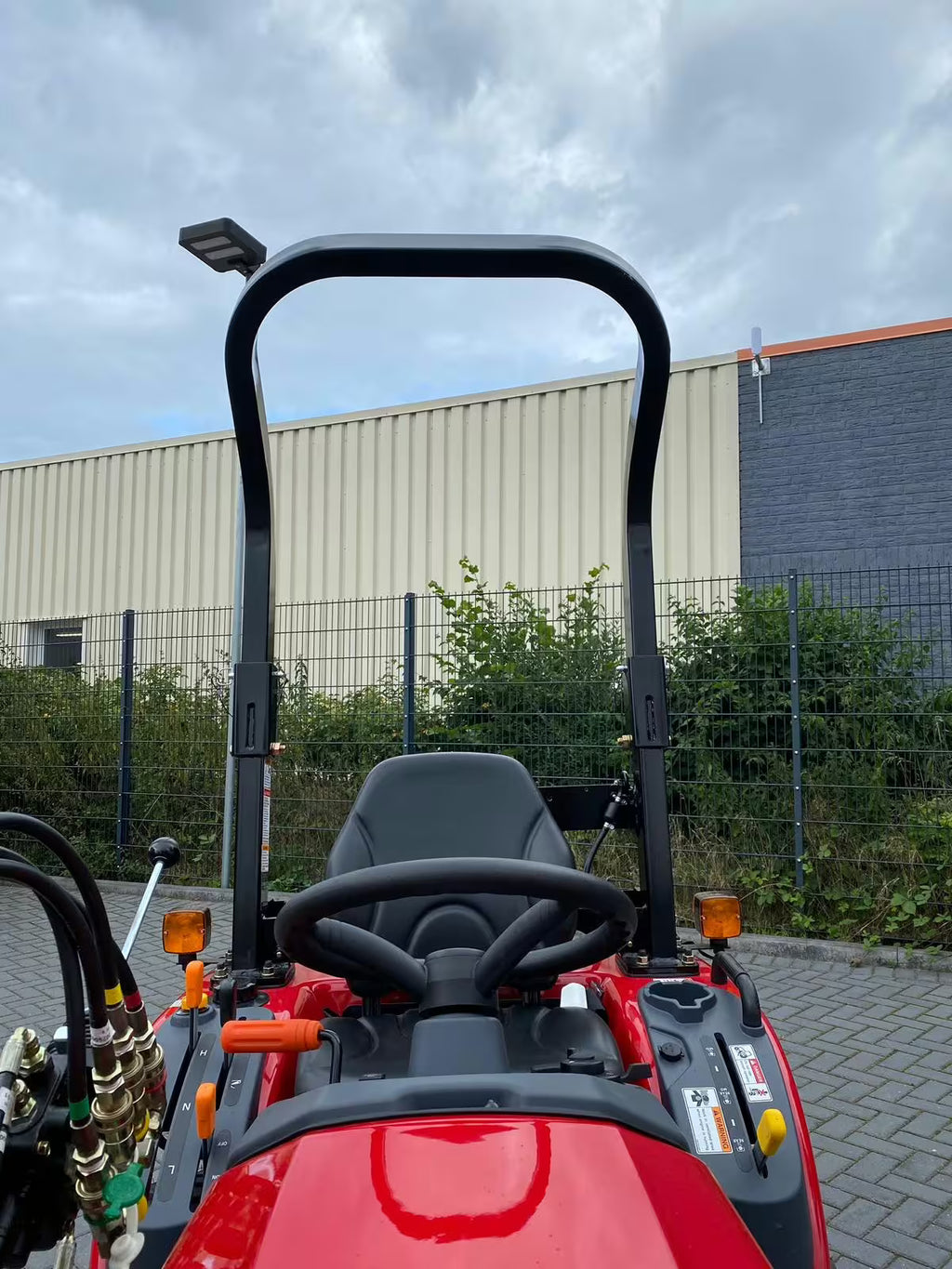 Tracteur agricole de jardin avec chargeur avant sans tondeuse TYM T194