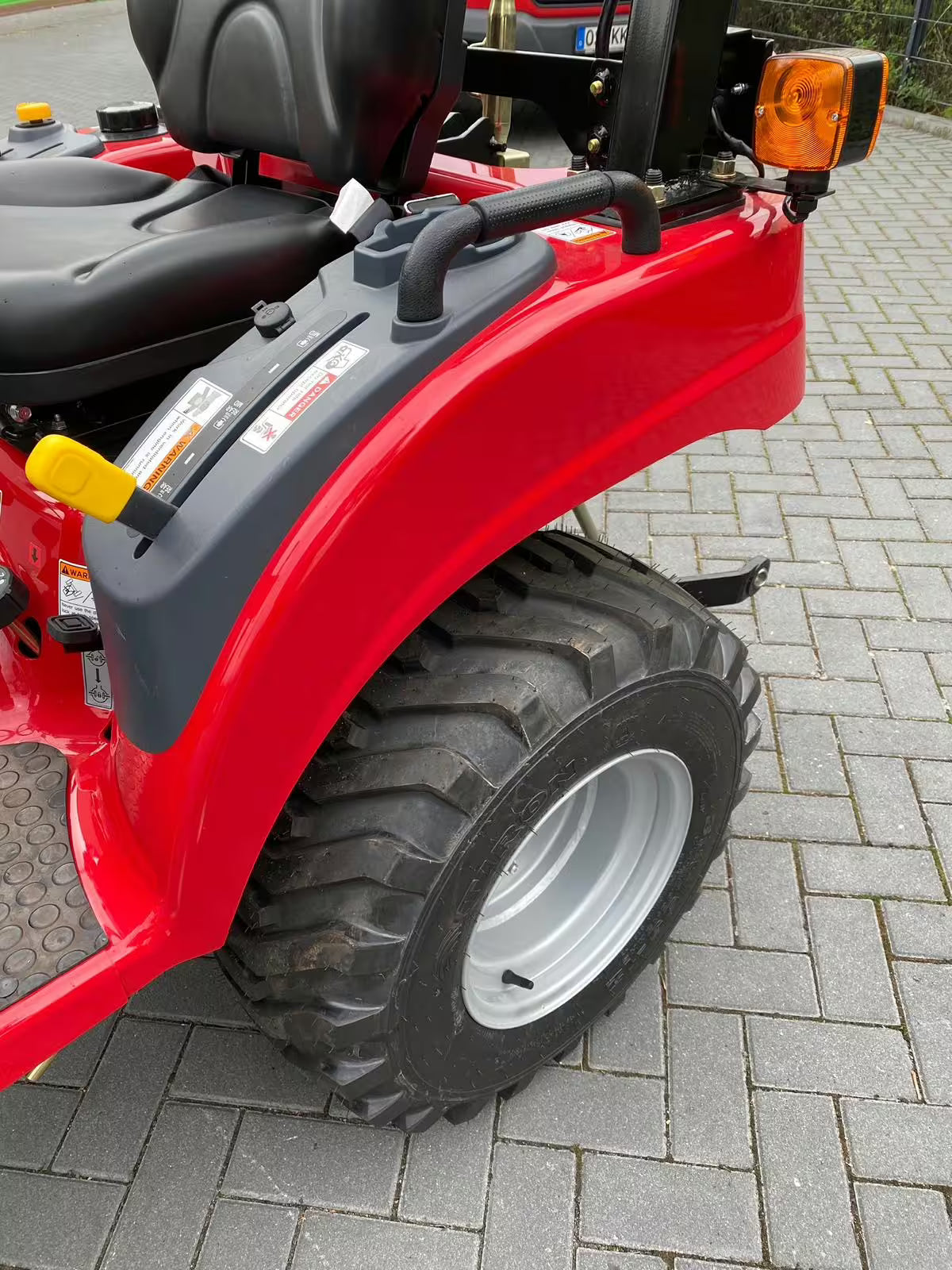 Tracteur à quatre roues motrices + Tondeuse TYM T194