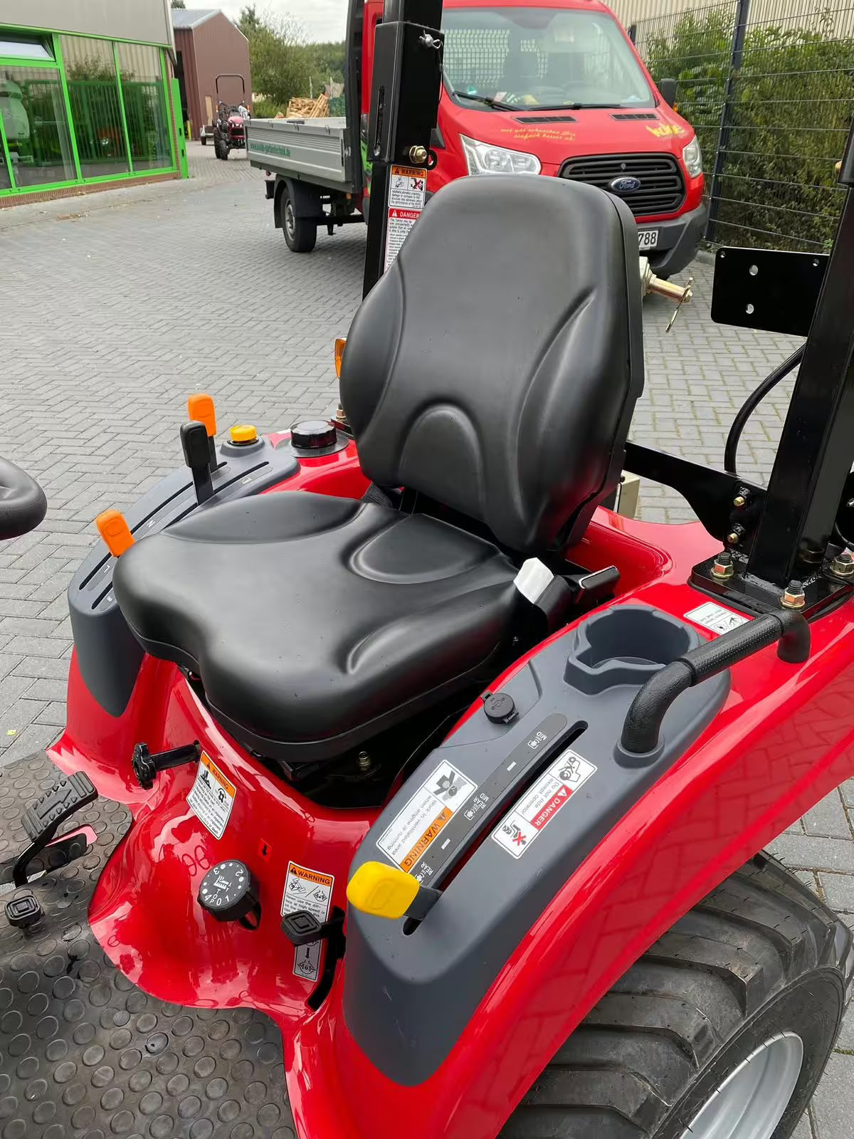 Tracteur agricole de jardin avec chargeur avant sans tondeuse TYM T194
