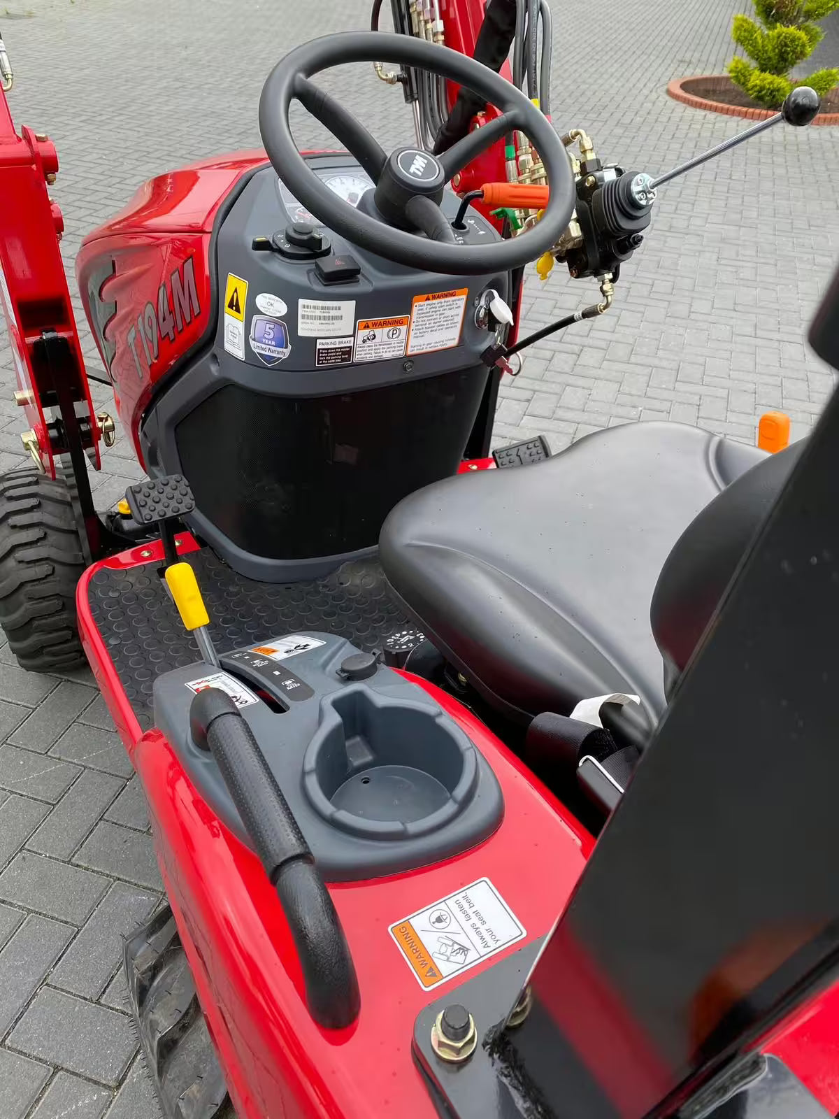 Tracteur agricole de jardin avec chargeur avant sans tondeuse TYM T194
