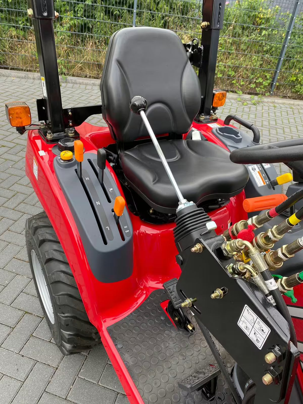 Tracteur TYM T194 à quatre roues motrices avec chargeuse avant + pelle + tondeuse