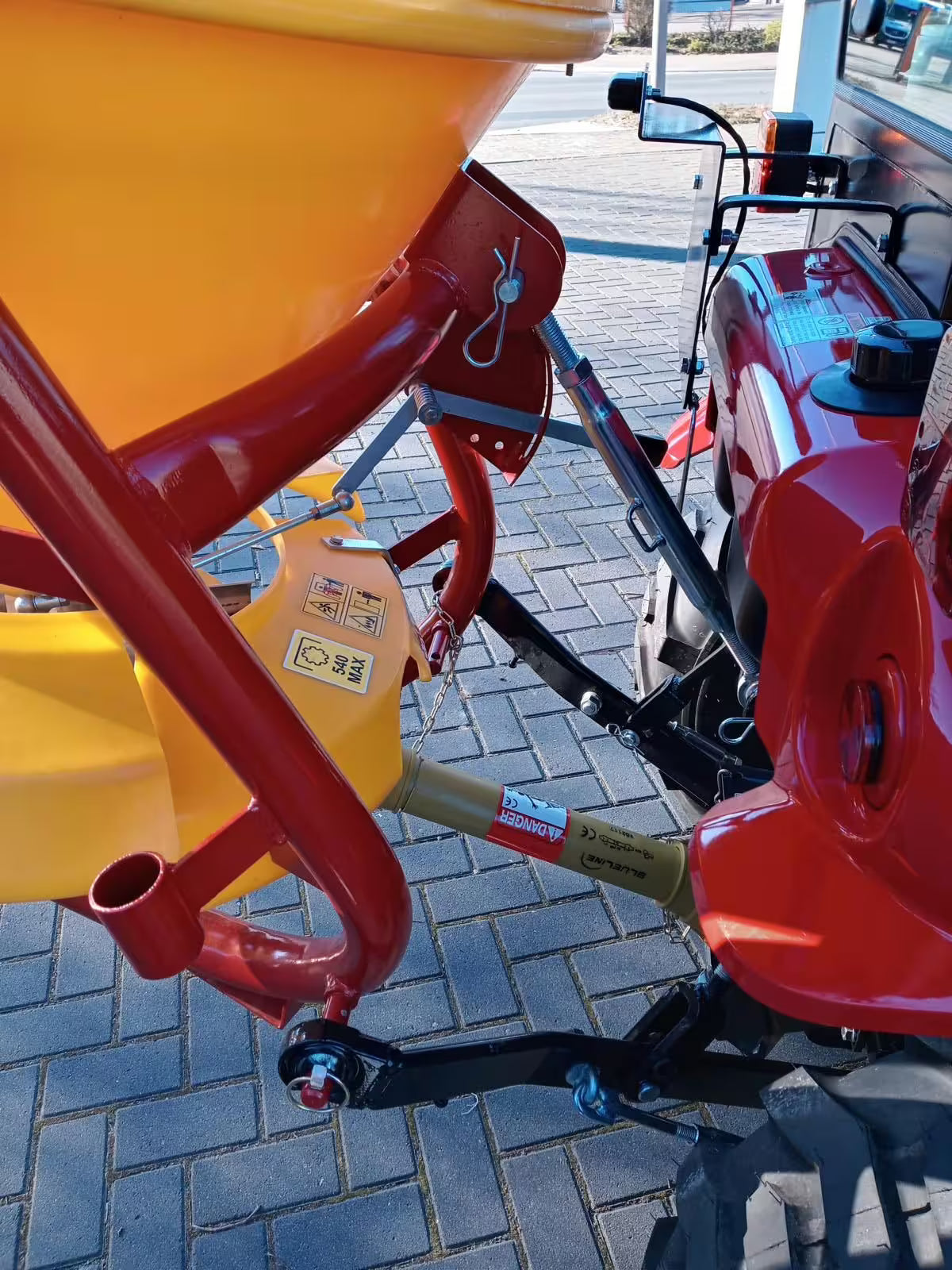 Tracteur TYM T25 avec cabine, lame à neige et écarteur