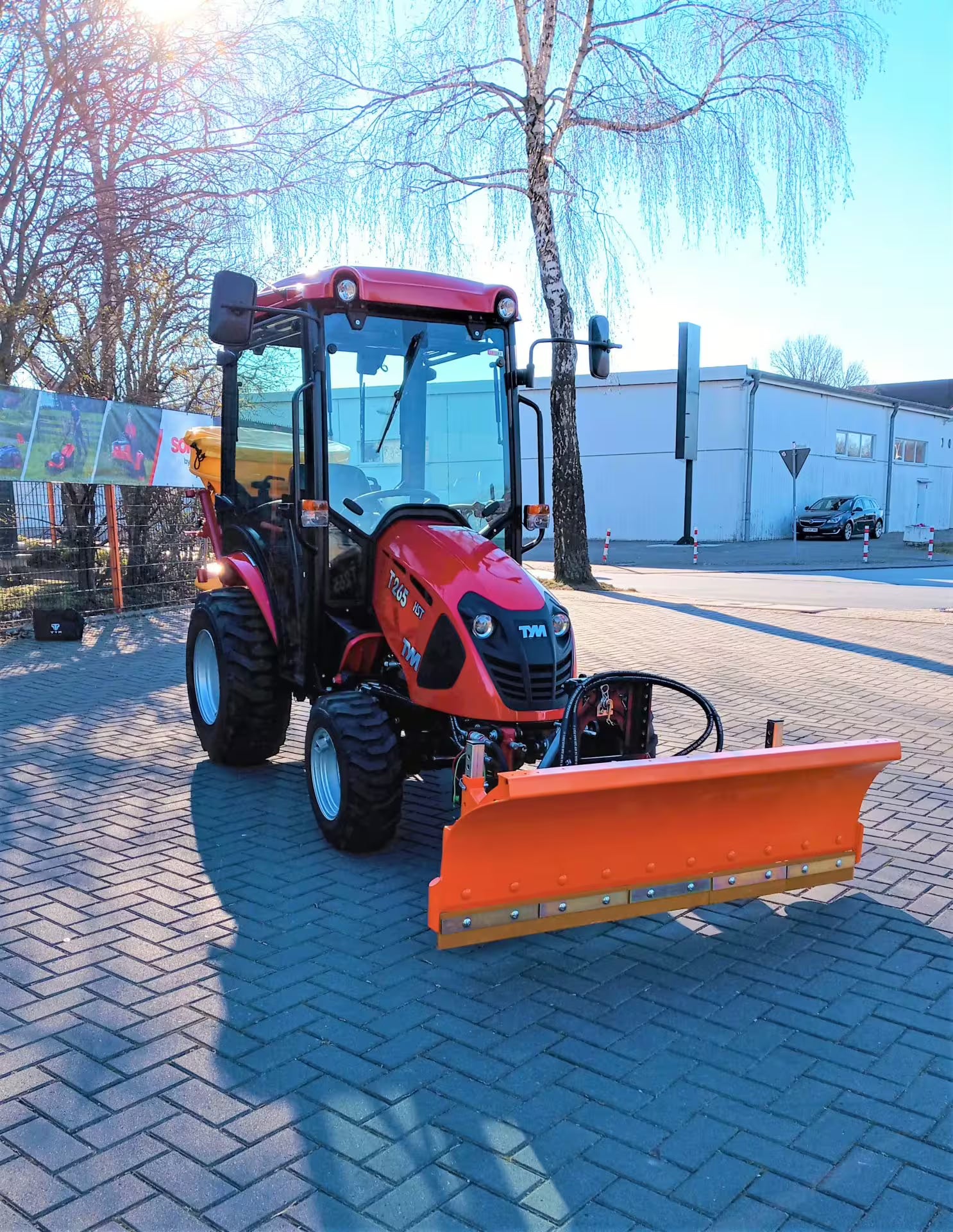 Tracteur TYM T25 avec cabine, lame à neige et écarteur