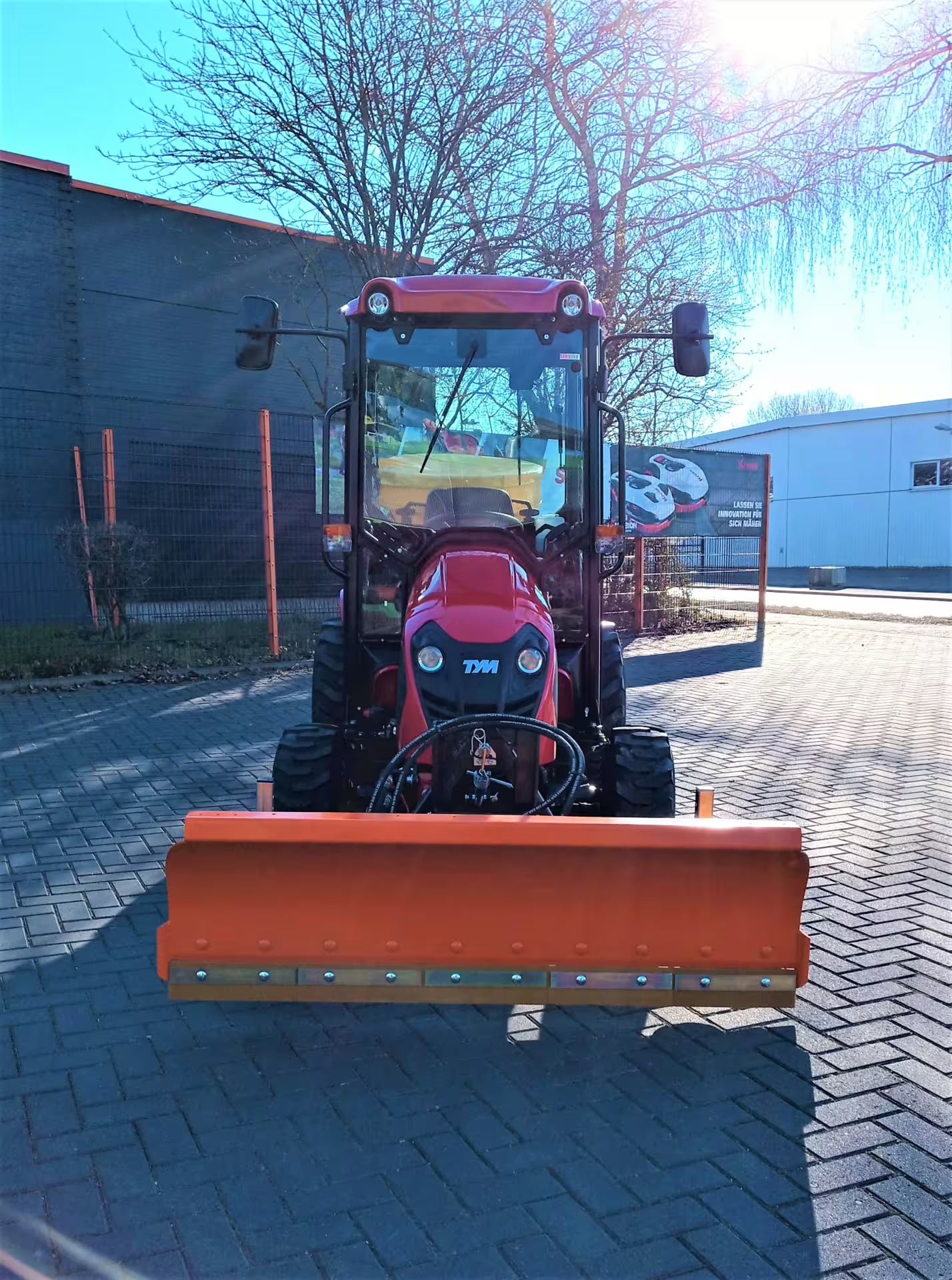 Tracteur TYM T25 avec cabine, lame à neige et écarteur