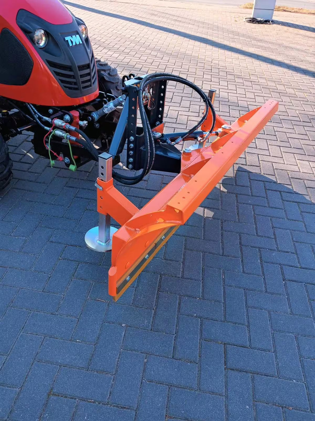 Tracteur TYM T25 avec cabine, lame à neige et écarteur