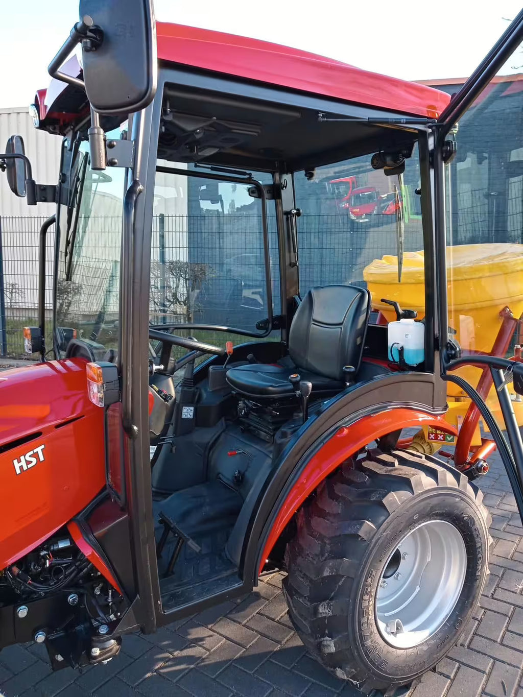 Tracteur TYM T25 avec cabine, lame à neige et écarteur