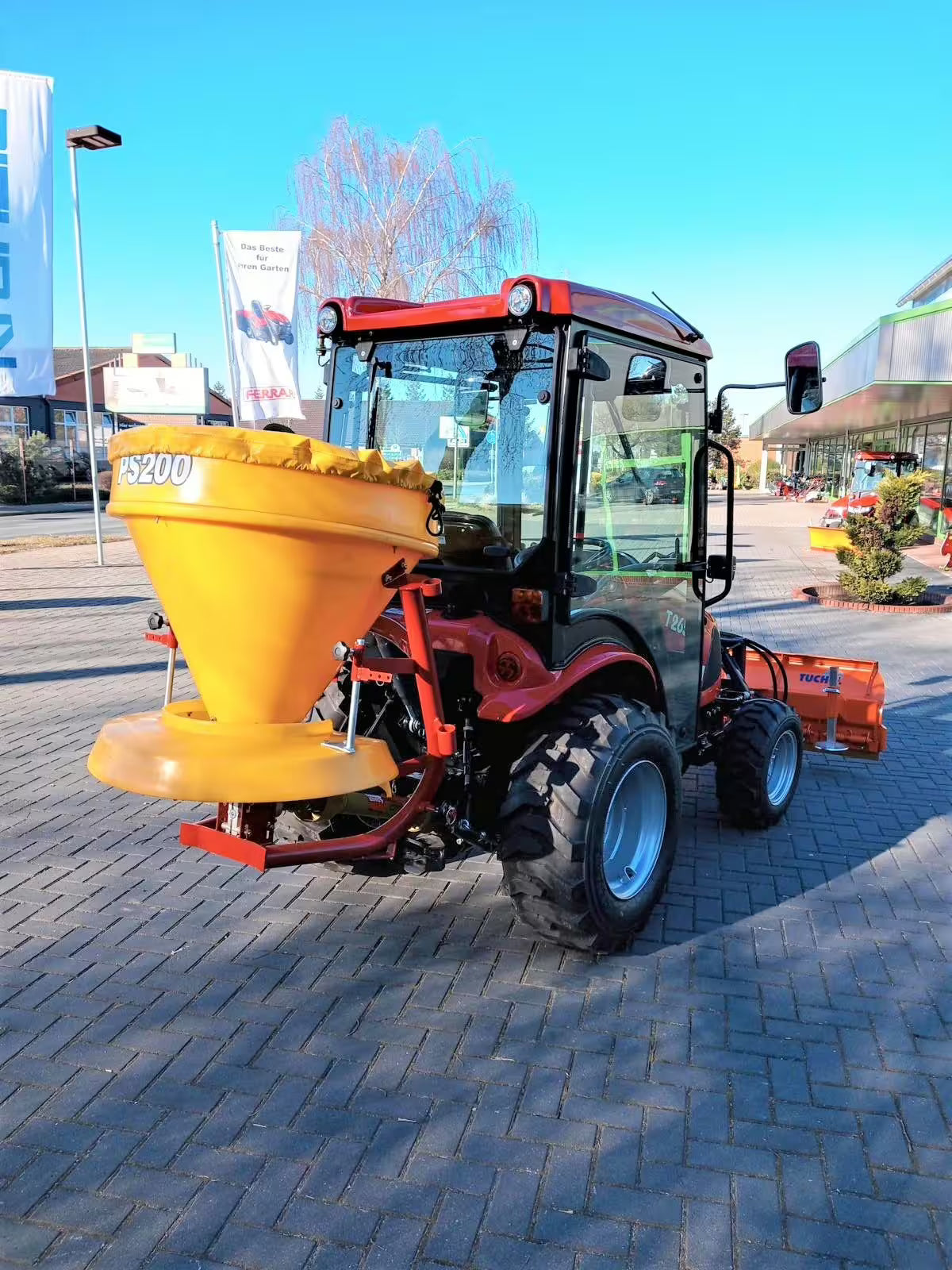 Tracteur TYM T25 avec cabine, lame à neige et écarteur
