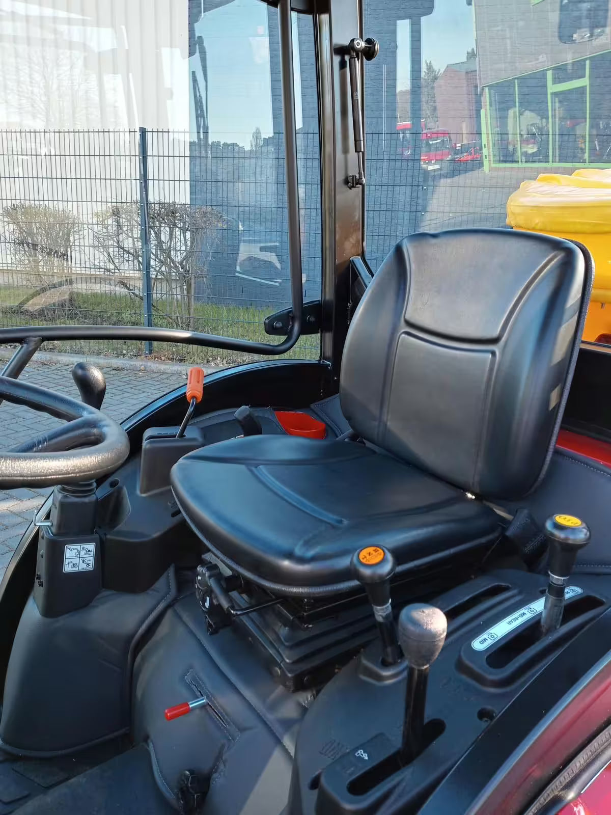 Tracteur TYM T25 avec cabine, lame à neige et écarteur