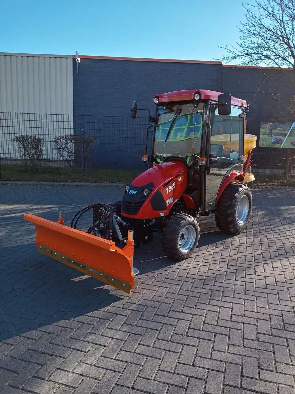 Tracteur TYM T25 avec cabine, lame à neige et écarteur