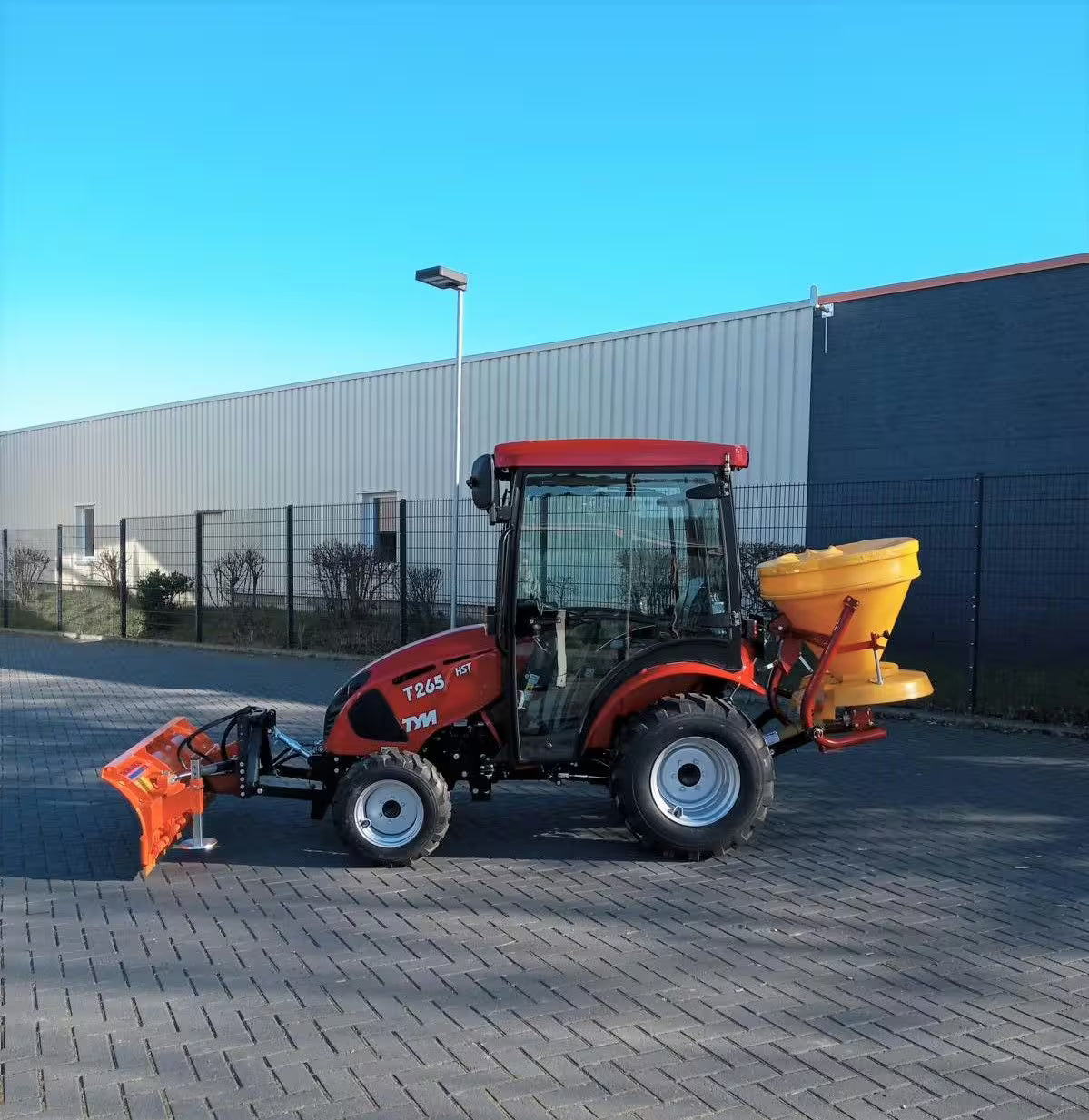 Tracteur TYM T25 avec cabine, lame à neige et écarteur