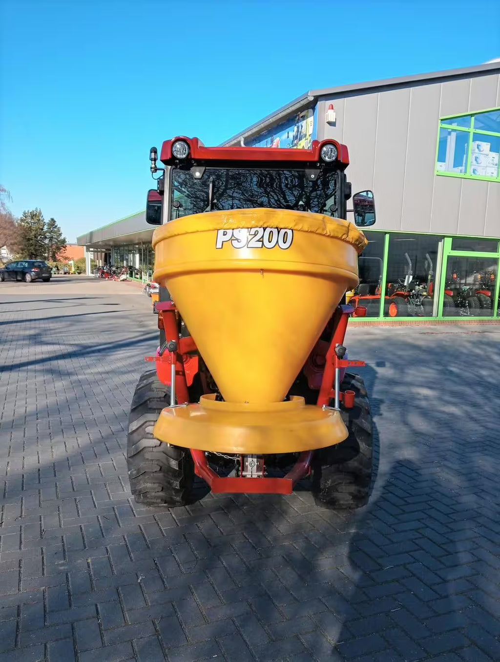 Tracteur TYM T25 avec cabine, lame à neige et écarteur