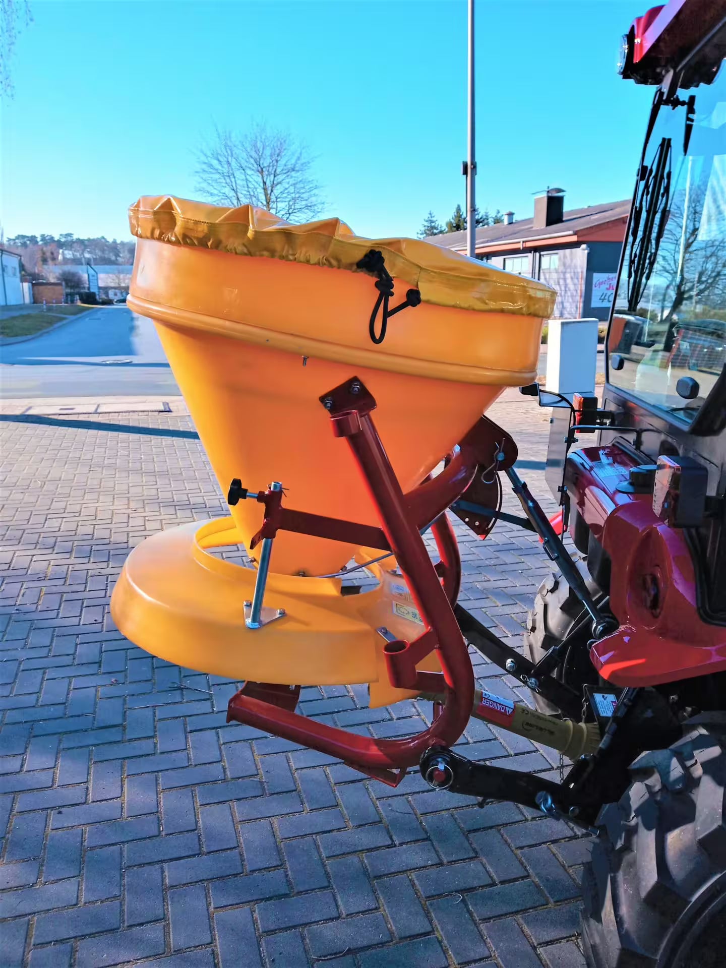 Tracteur TYM T25 avec cabine, lame à neige et écarteur