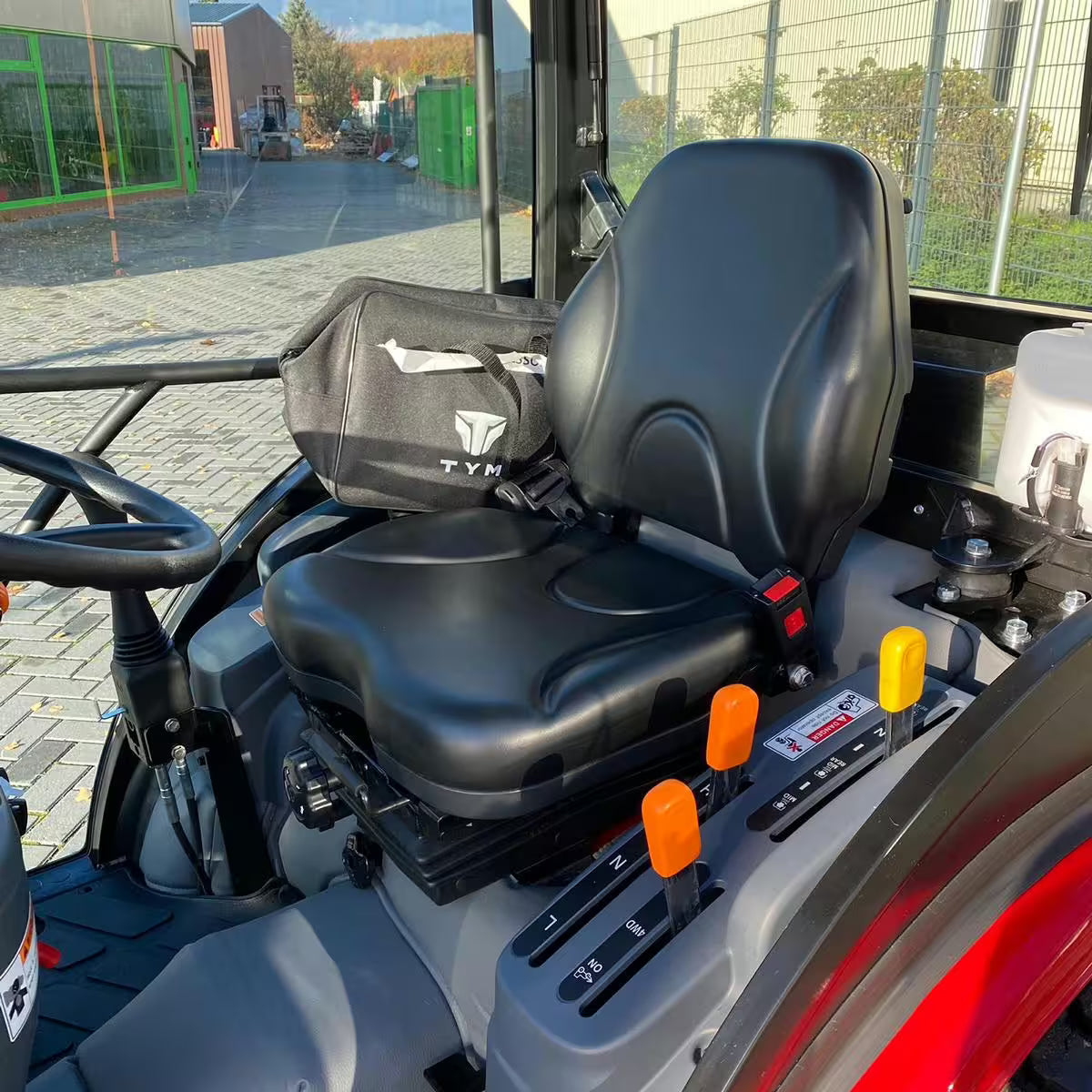 Tracteur TYM TS 255 HST avec cabine, lame à neige et épandeur