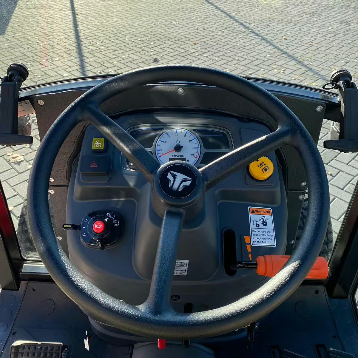 Tracteur TYM TS 255 HST avec cabine, lame à neige et épandeur