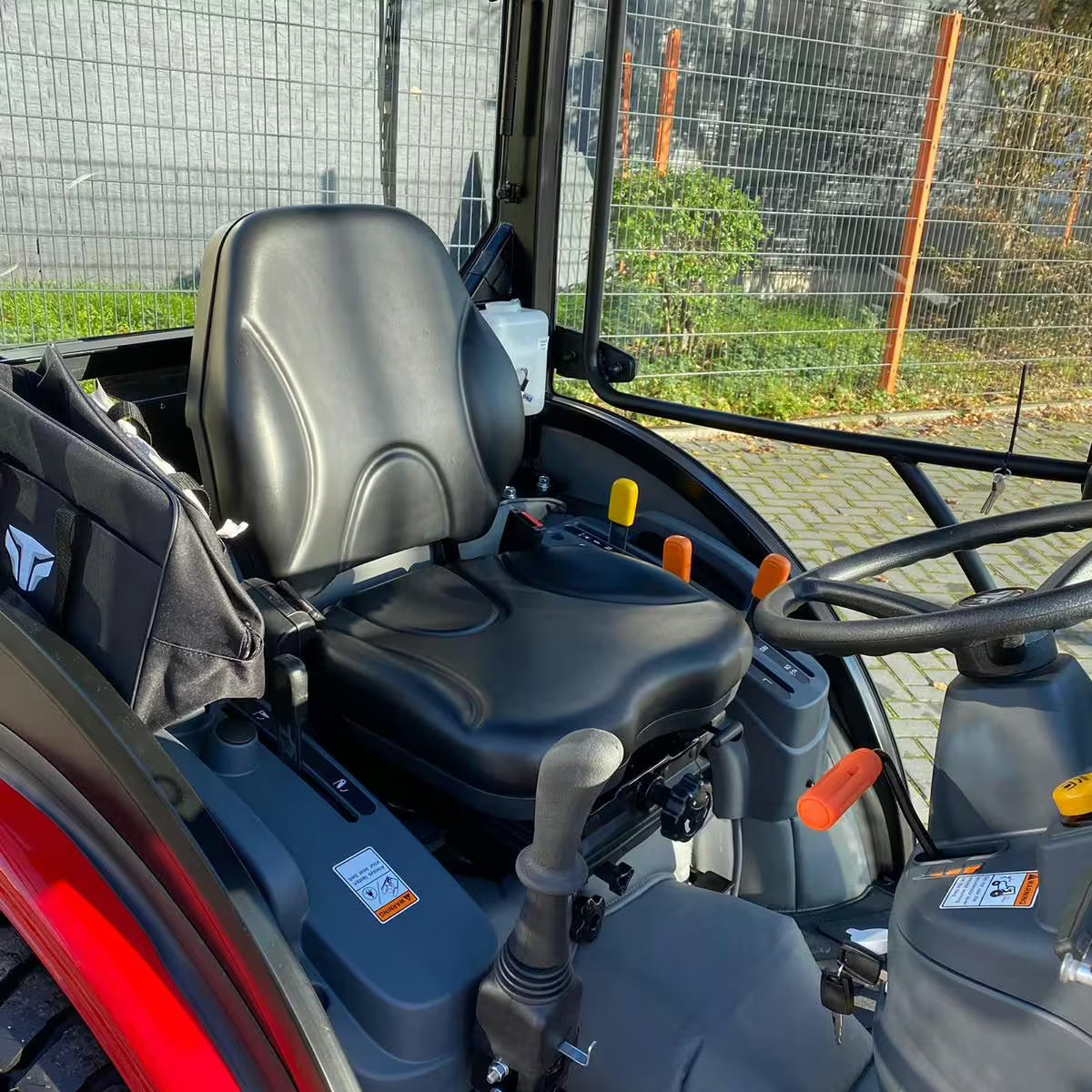 Tracteur TYM TS 255 HST avec cabine, lame à neige et épandeur