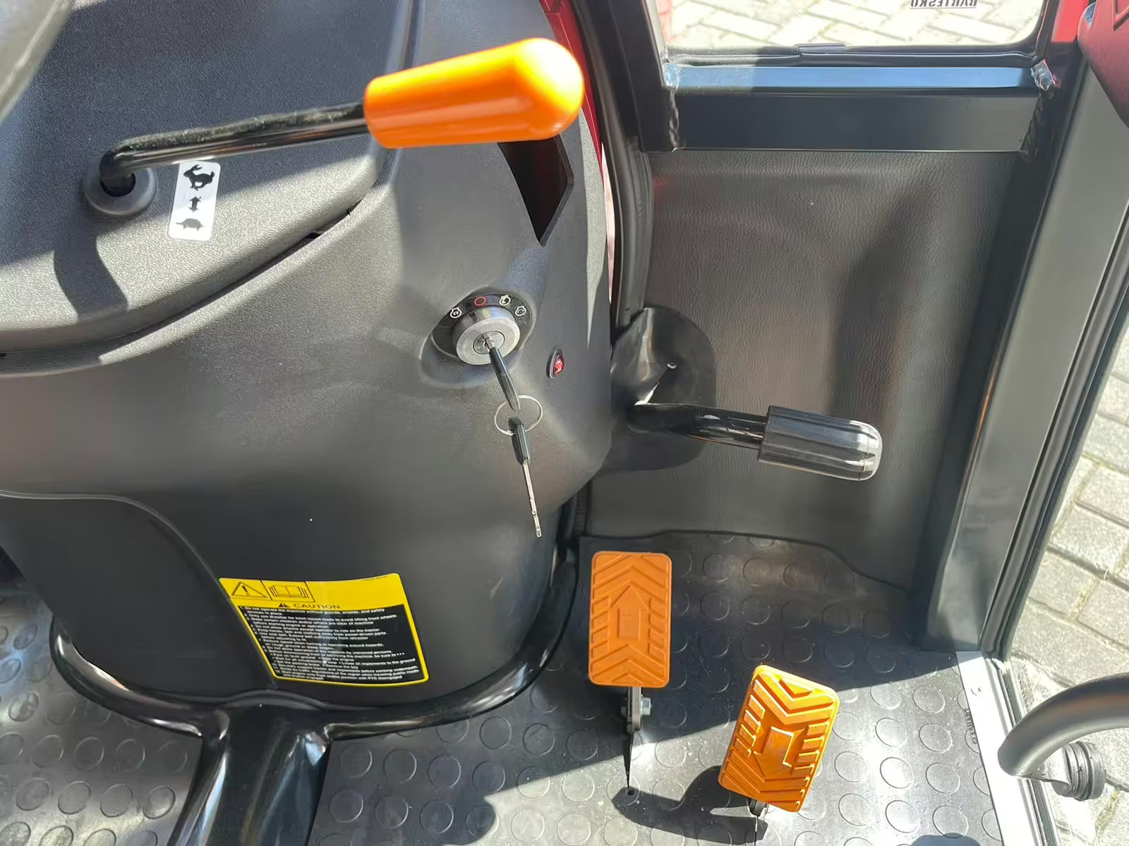 Tracteur Yanmar SA221 avec cabine, lame à neige, écarteur, liaison avant