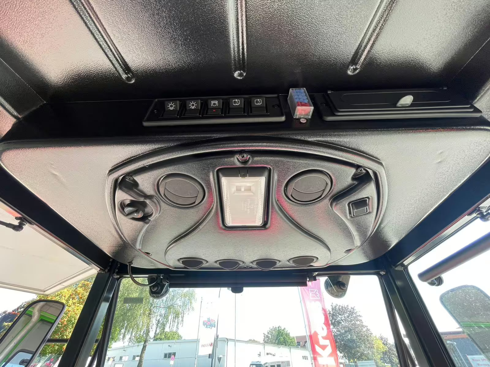 Tracteur Yanmar SA221 avec cabine, lame à neige, écarteur, liaison avant