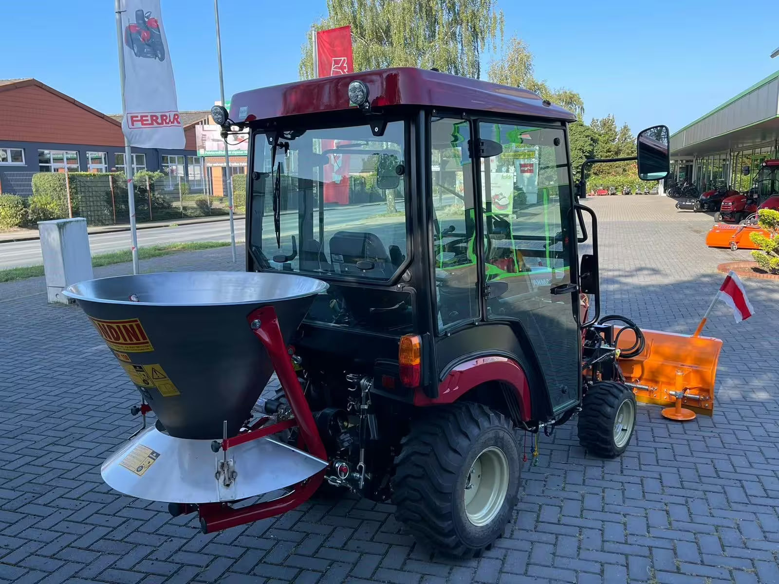 Tracteur Yanmar SA221 avec cabine, lame à neige, écarteur, liaison avant