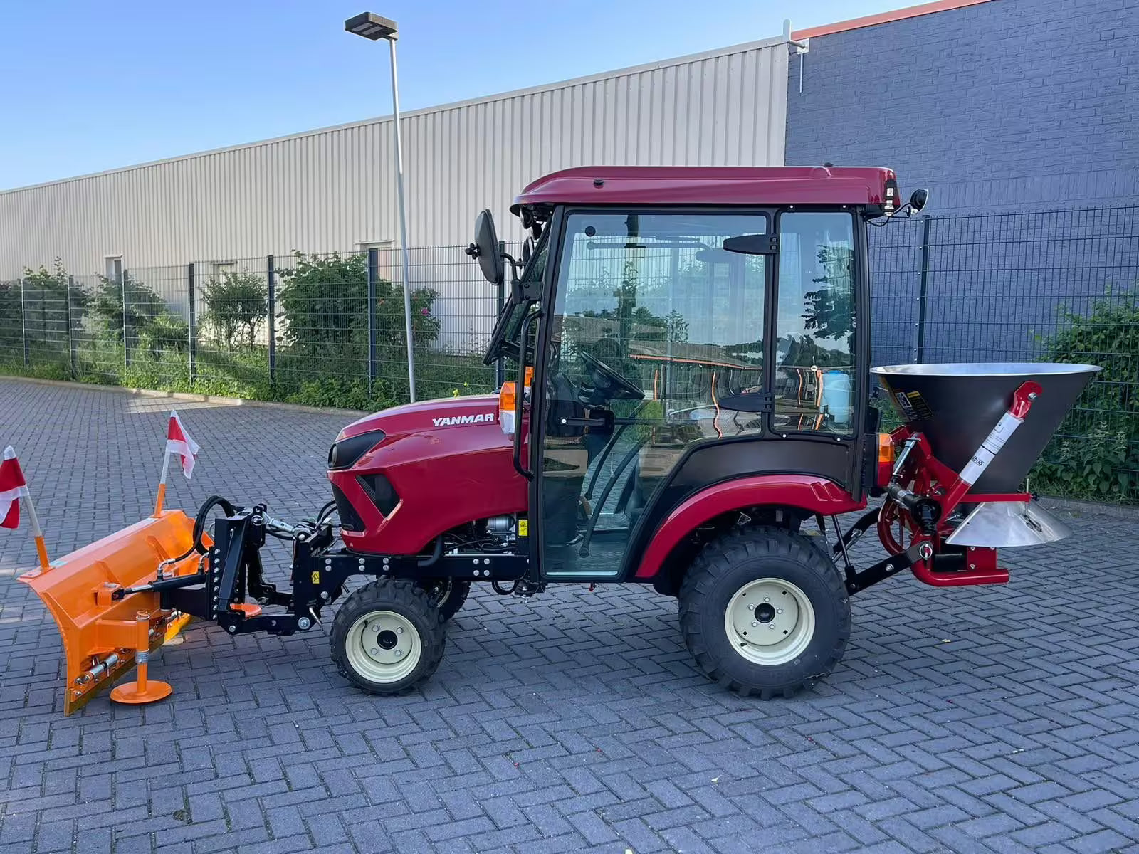 Tracteur Yanmar SA221 avec cabine, lame à neige, écarteur, liaison avant