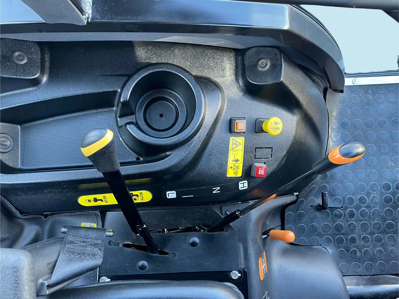 Tracteur d'hiver Yanmar SA424 avec cabine, lame à neige et écarteur
